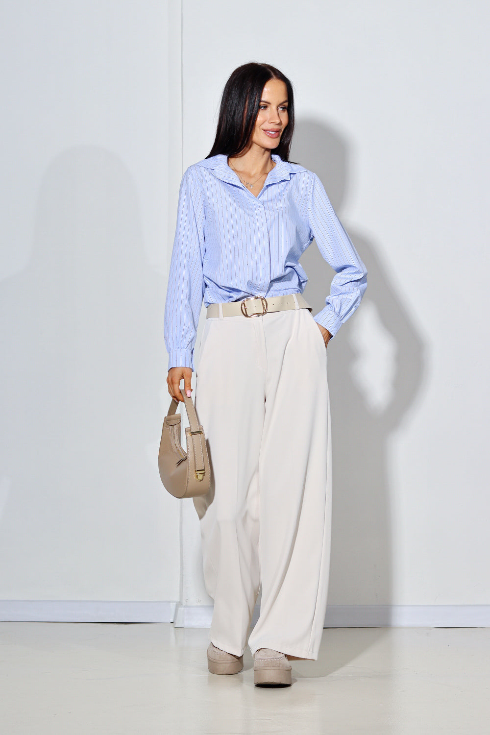 Baltas, klasiskas bikses ar bēšu jostu - 13988