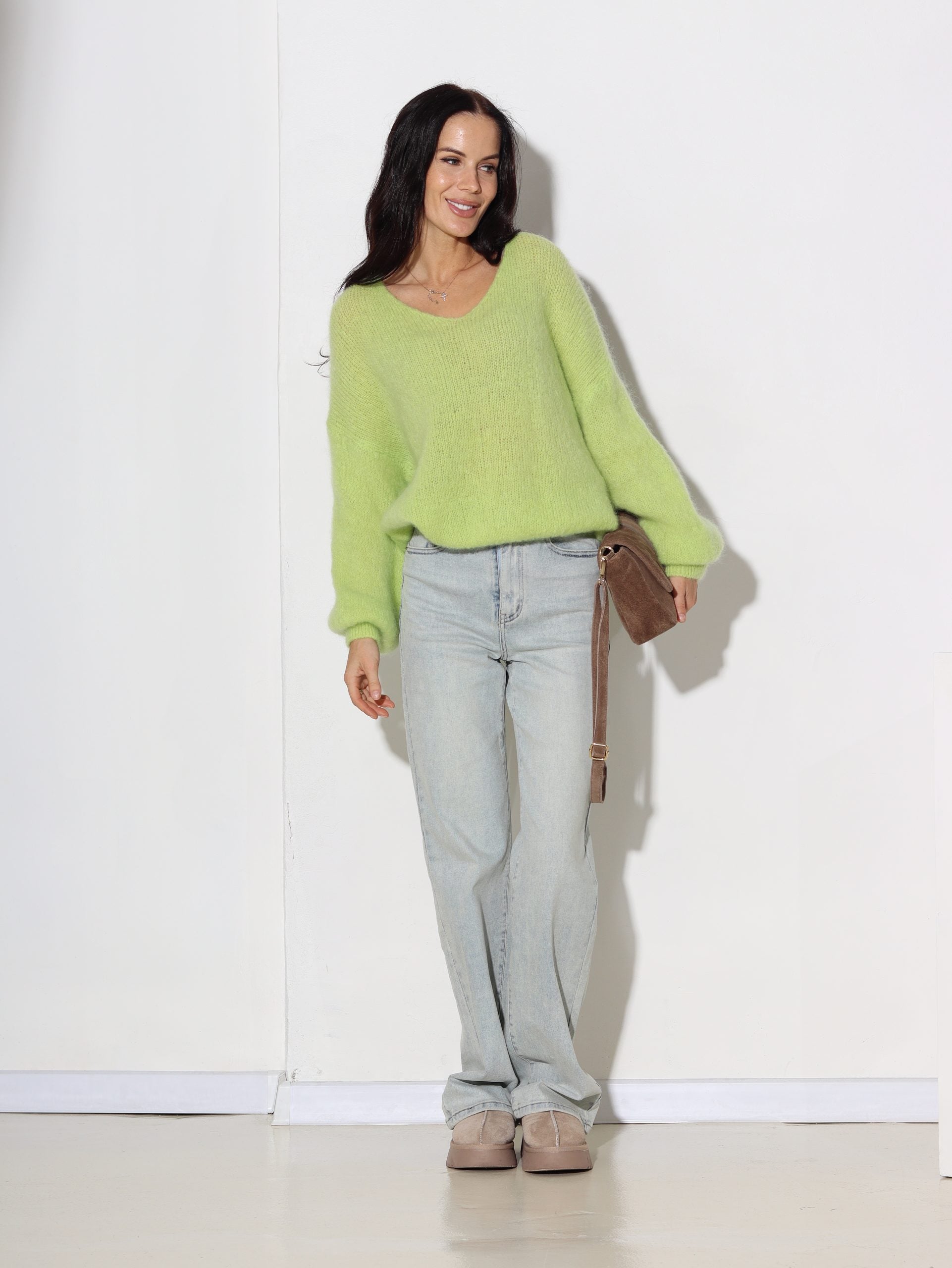 Zaļas krāsas mohēras džemperis ar ,,V'' veida kakla izgriezumu - 16471