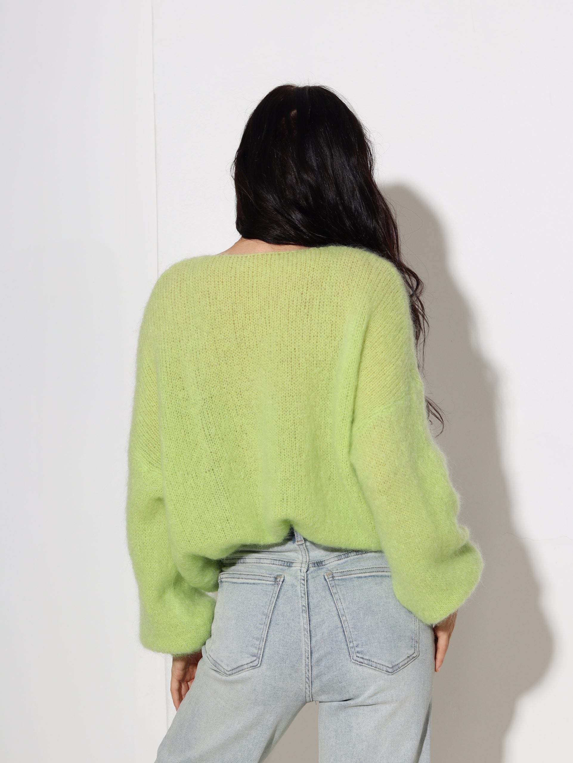 Zaļas krāsas mohēras džemperis ar ,,V'' veida kakla izgriezumu - 16471