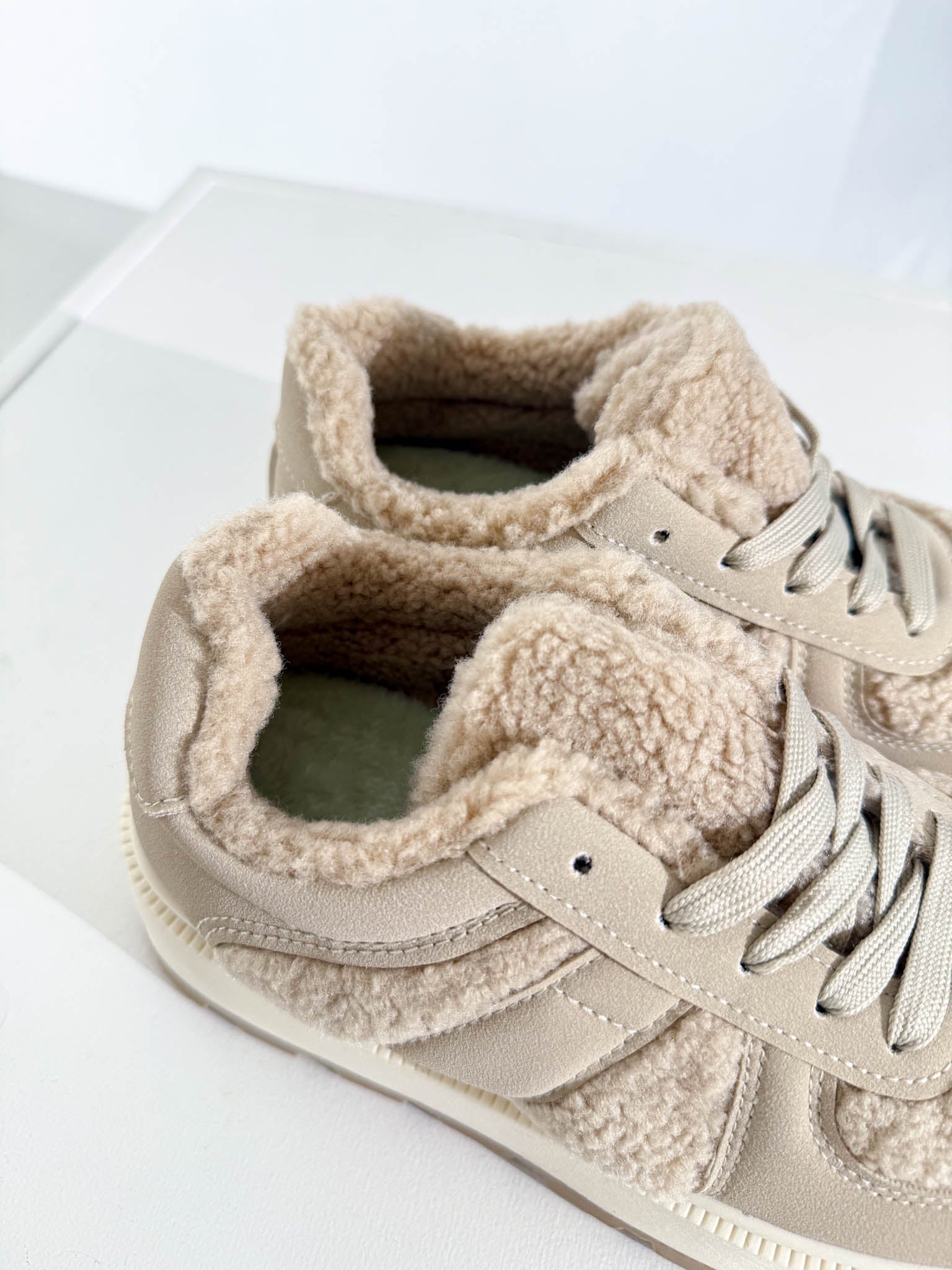 Bēši ar vilniņas akcentu brīvā laika apavi - 16042