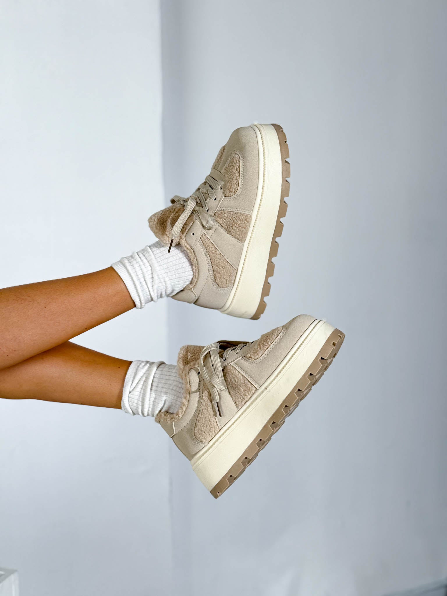 Bēši ar vilniņas akcentu brīvā laika apavi - 16042