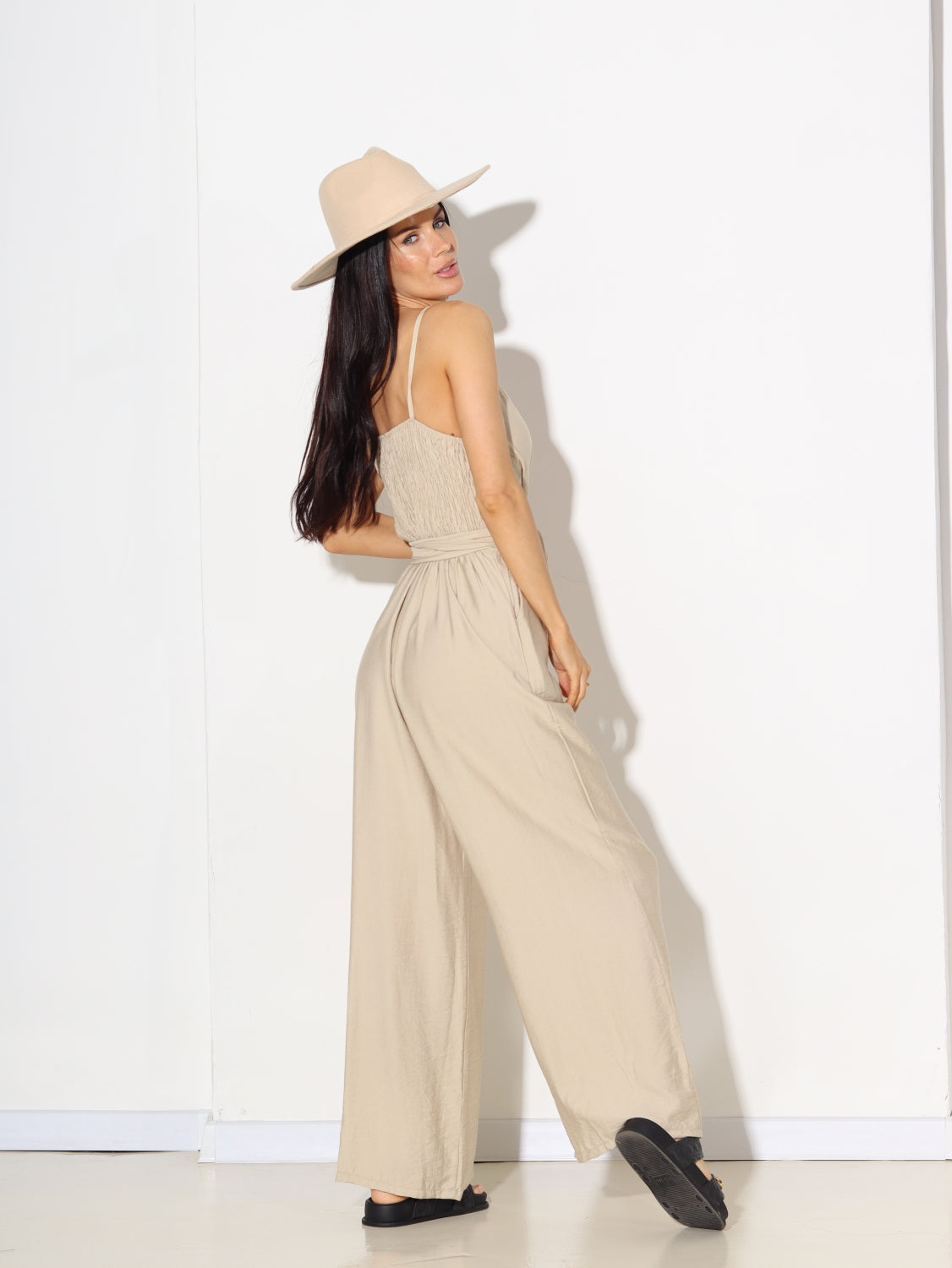 Bēšas krāsas kombinezons uz smalkām lencītēm - 15127