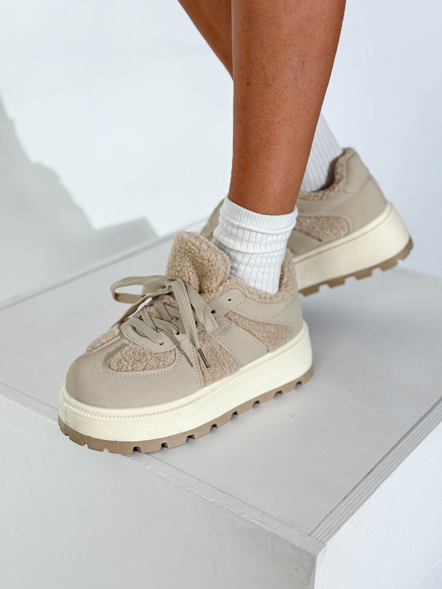 Bēši ar vilniņas akcentu brīvā laika apavi - 16042