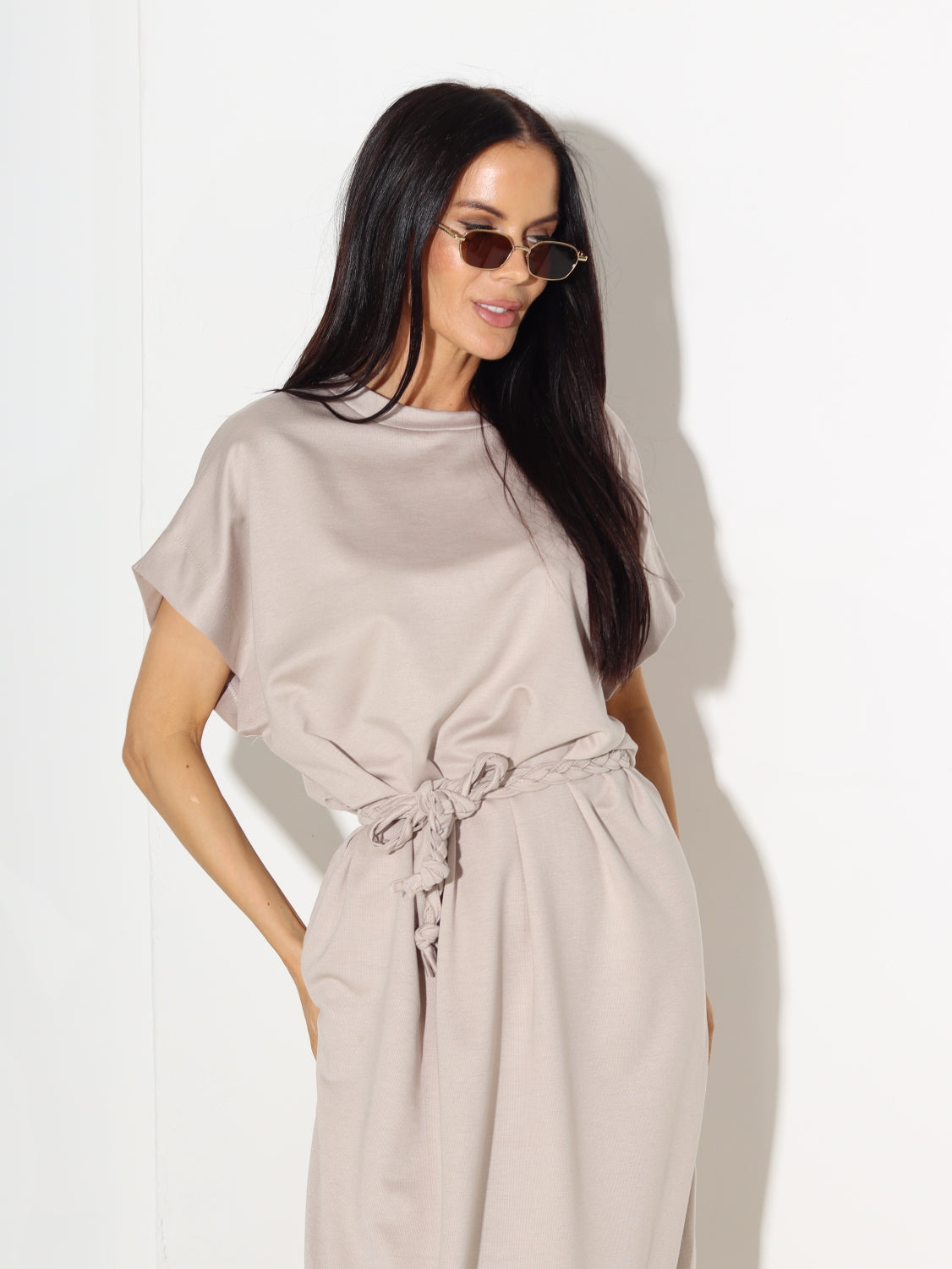 Taupes tonī, gara kleita taisnā piegrieznē - 15134