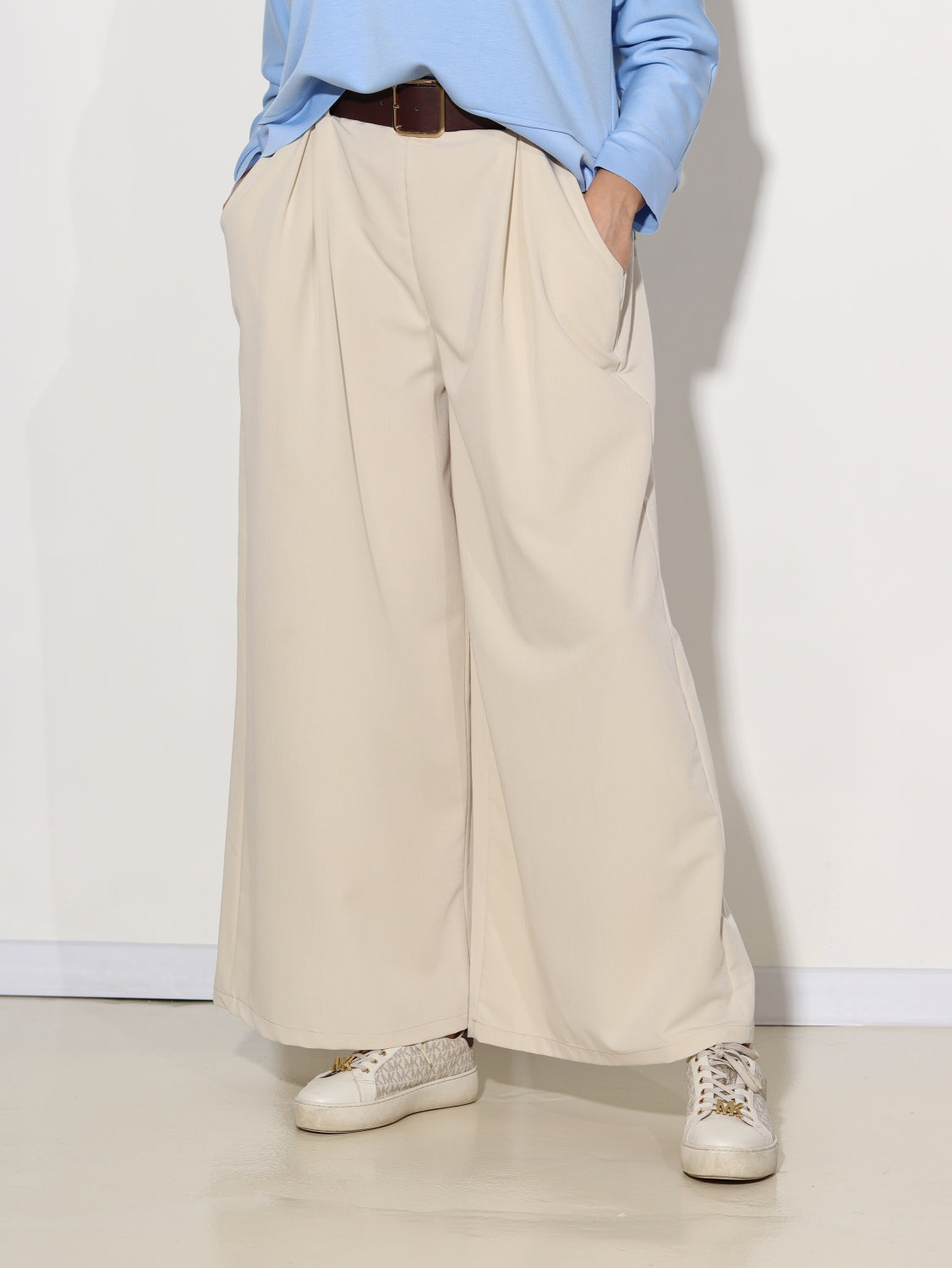 Bēšas, klasiskās lielizmēra bikses ar brūnu jostu - 13985