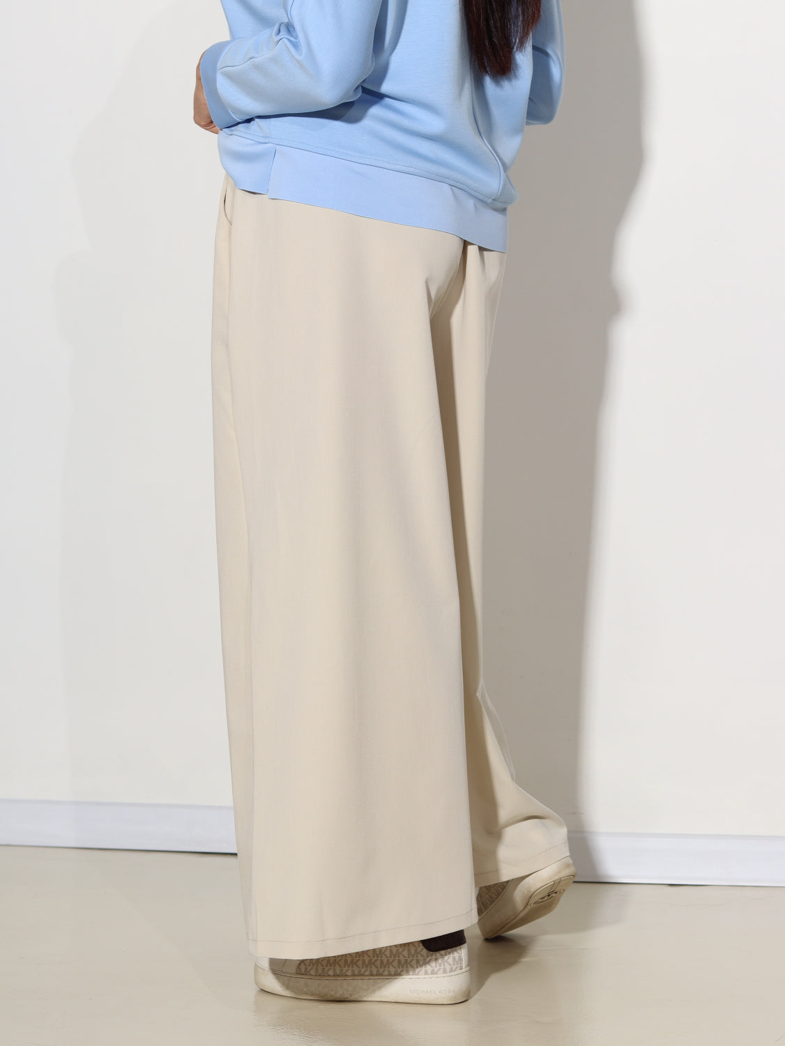 Bēšas, klasiskās lielizmēra bikses ar brūnu jostu - 13985