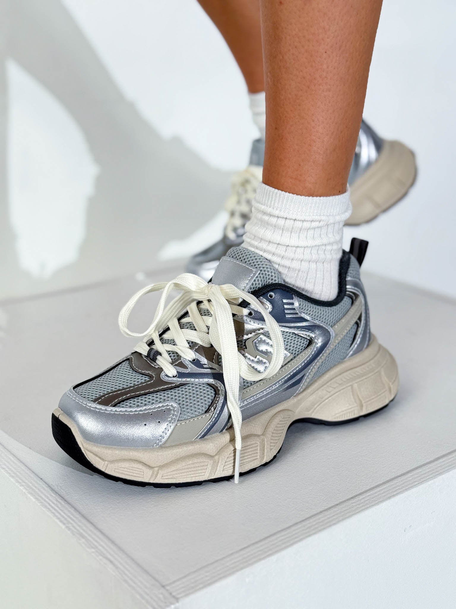 Sudrabzili ar bēšu zoli, sportiska stila apavi 'N' - 16046