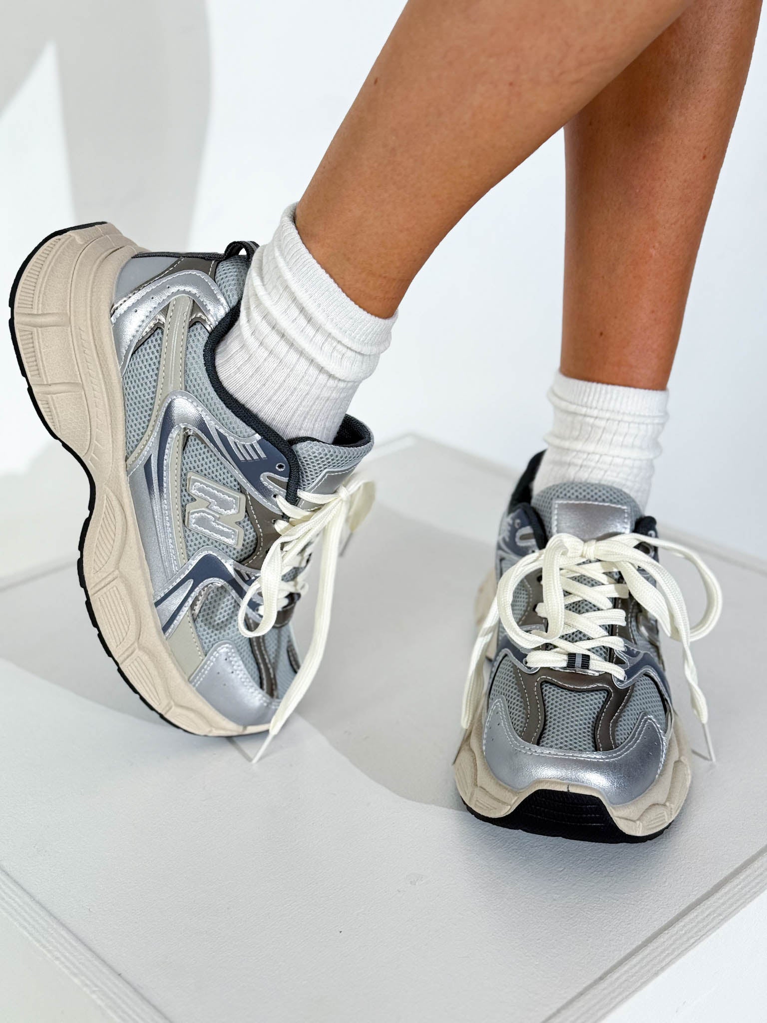 Sudrabzili ar bēšu zoli, sportiska stila apavi 'N' - 16046