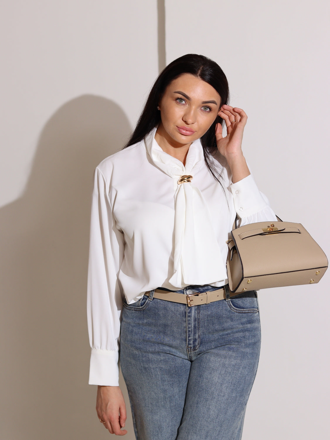 Balta blūze ar akcentu kakla daļā - 14019