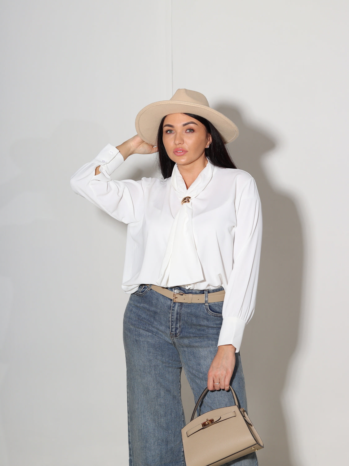 Balta blūze ar akcentu kakla daļā - 14019