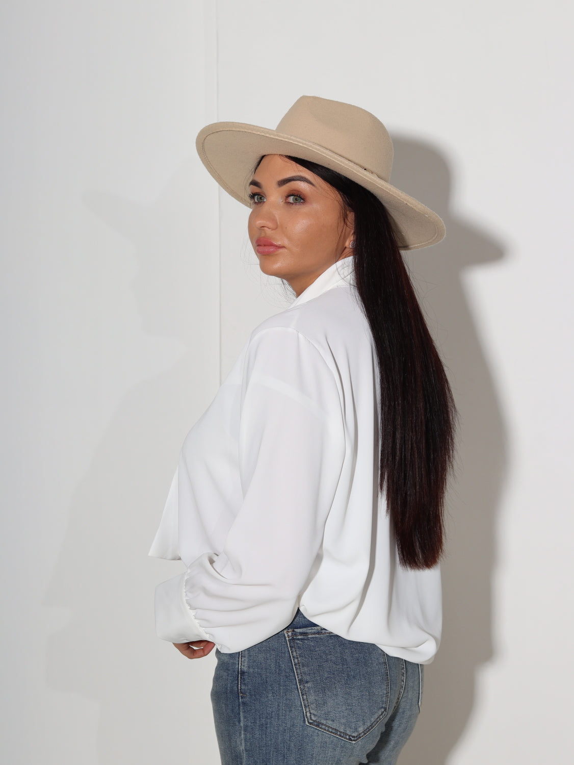 Balta blūze ar akcentu kakla daļā - 14019