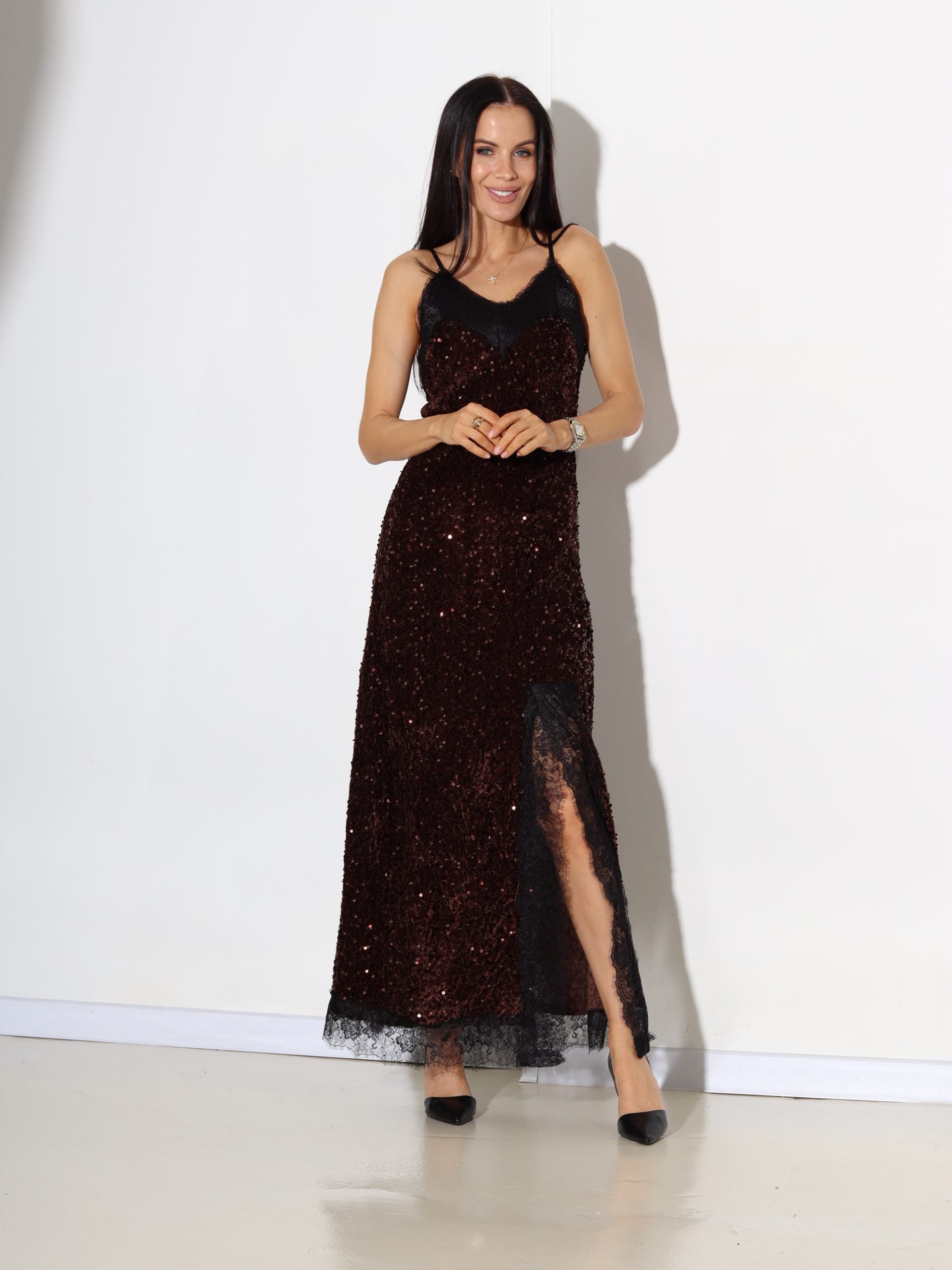 Brūna samta kleita ar gliteriem un mežģīni - 17532