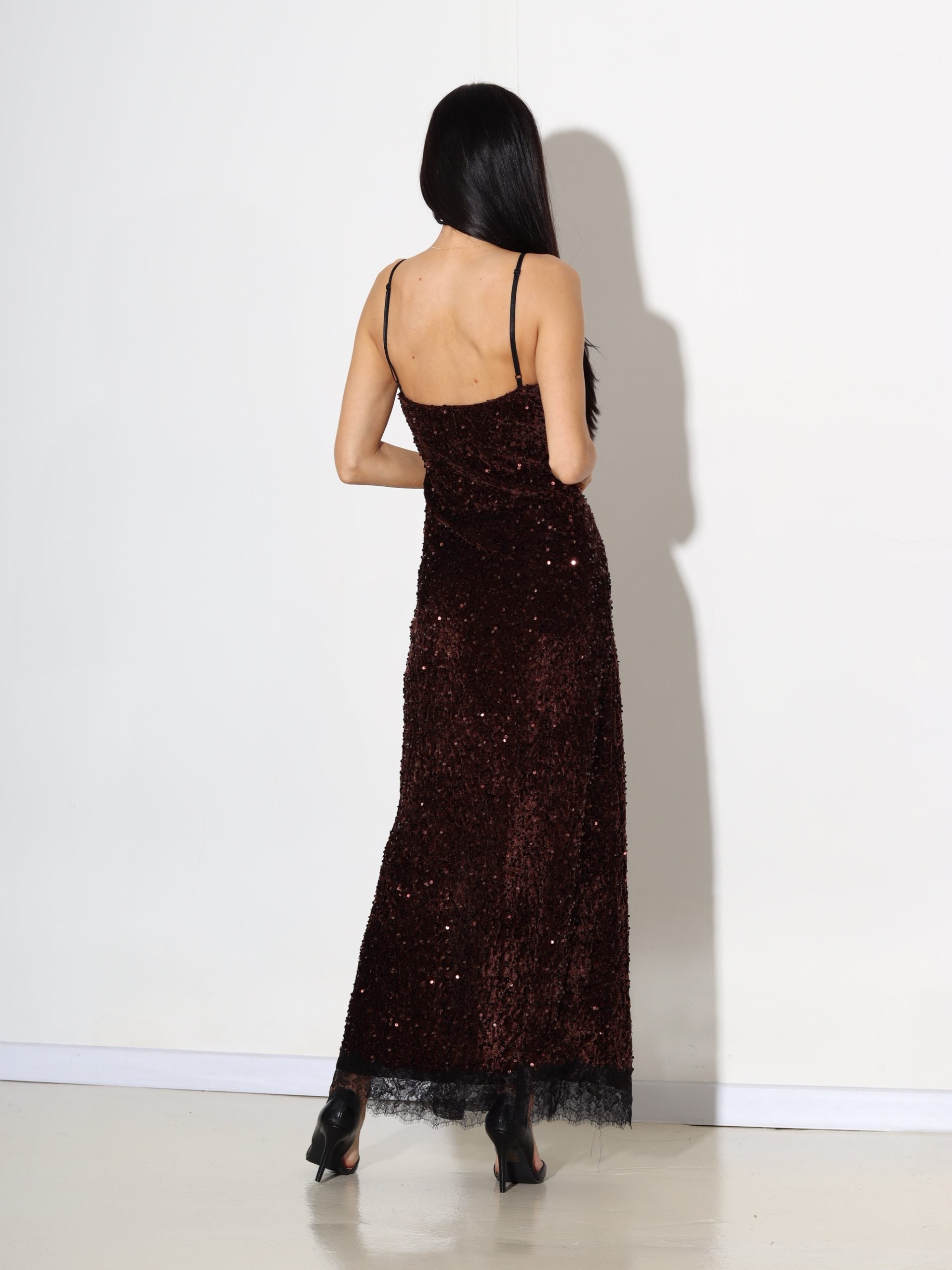 Brūna samta kleita ar gliteriem un mežģīni - 17532