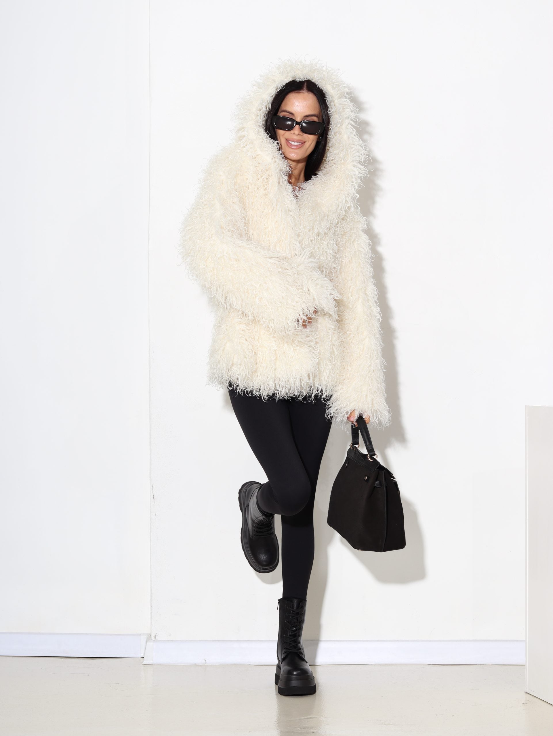 Balts m/ā viļņotas spalvas kažociņš ar kapuci - 17187