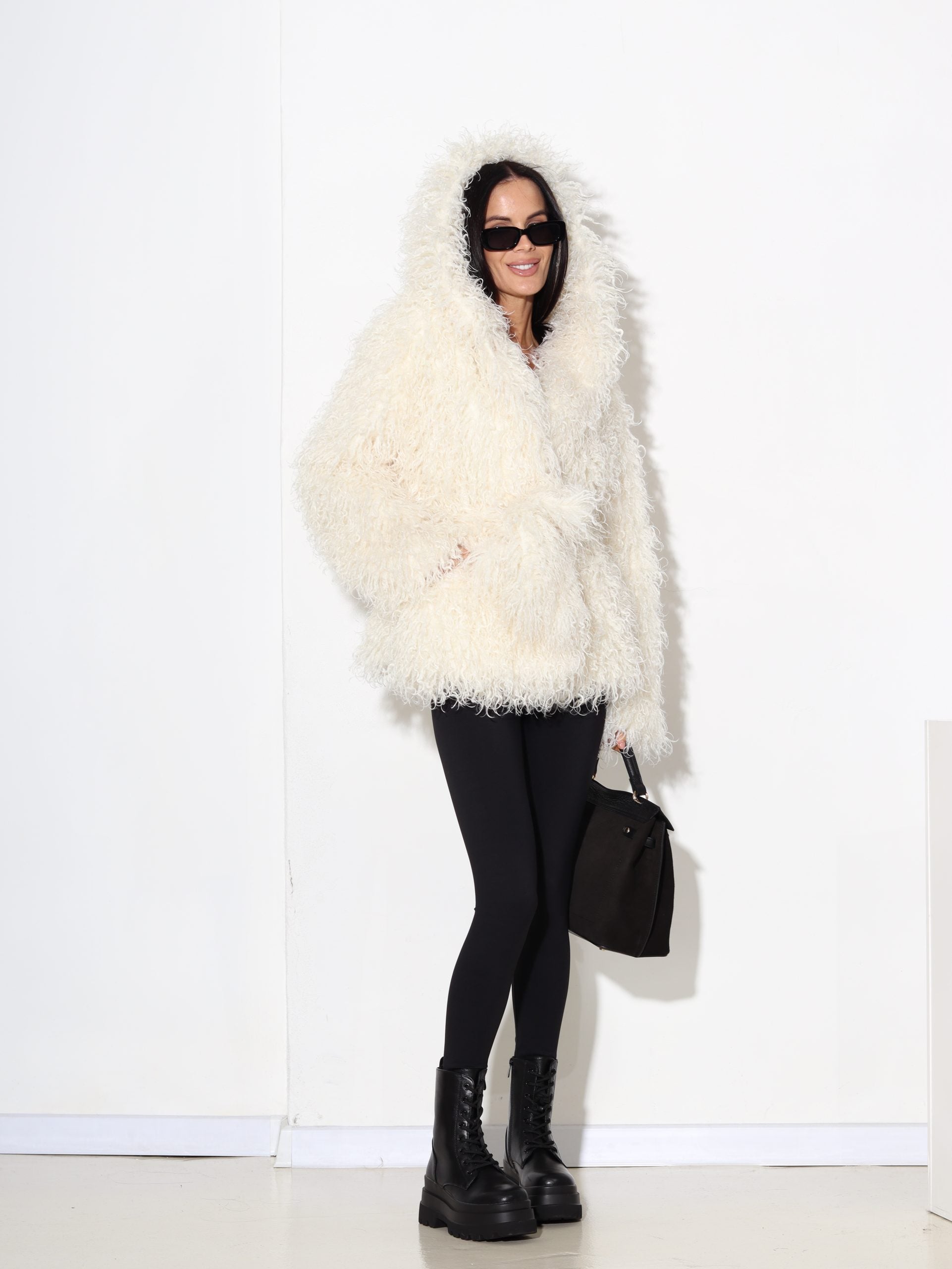 Balts m/ā viļņotas spalvas kažociņš ar kapuci - 17187