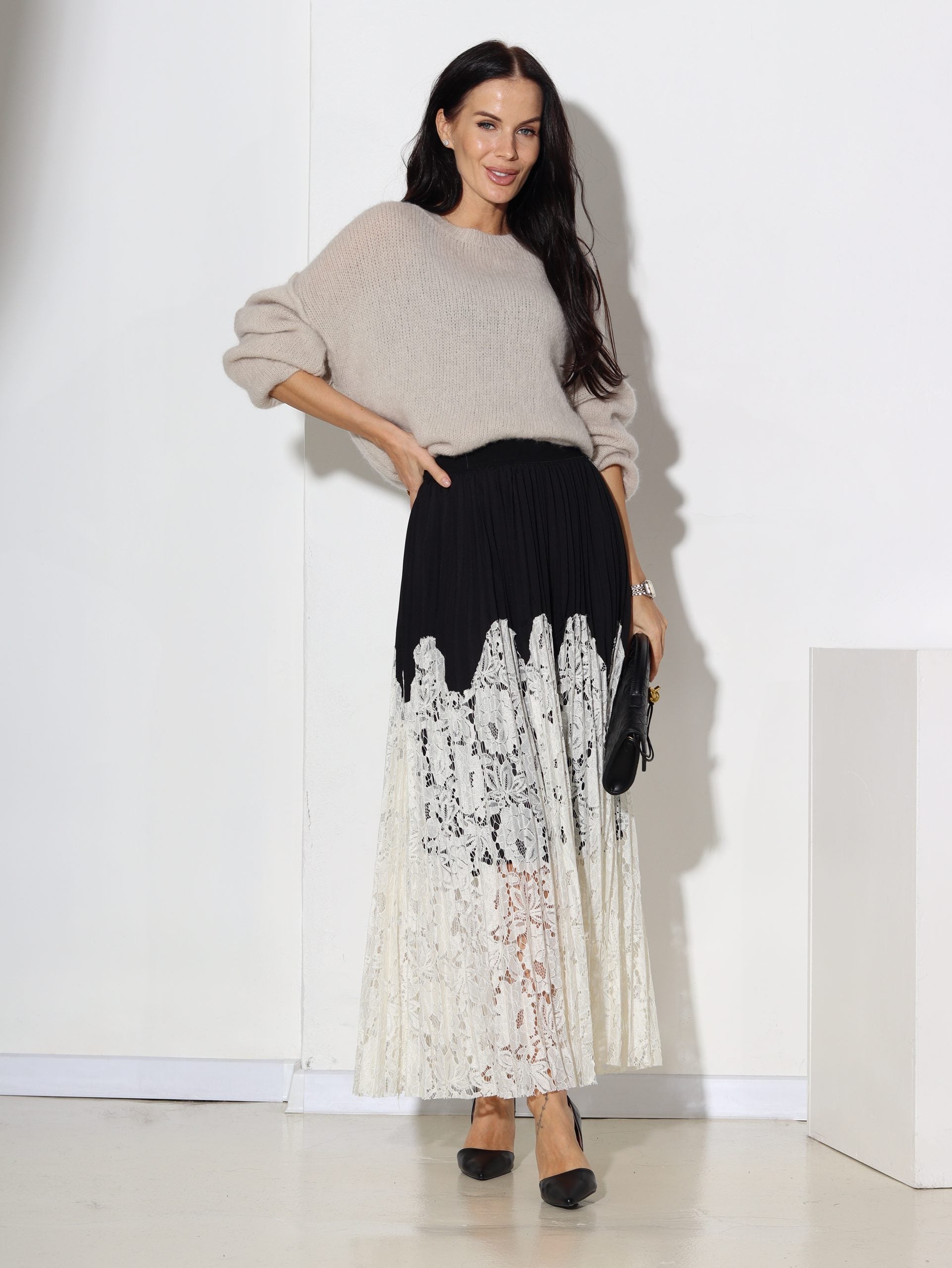 Melnas krāsas gofrēti svārki ar baltu mežģīni - 16856