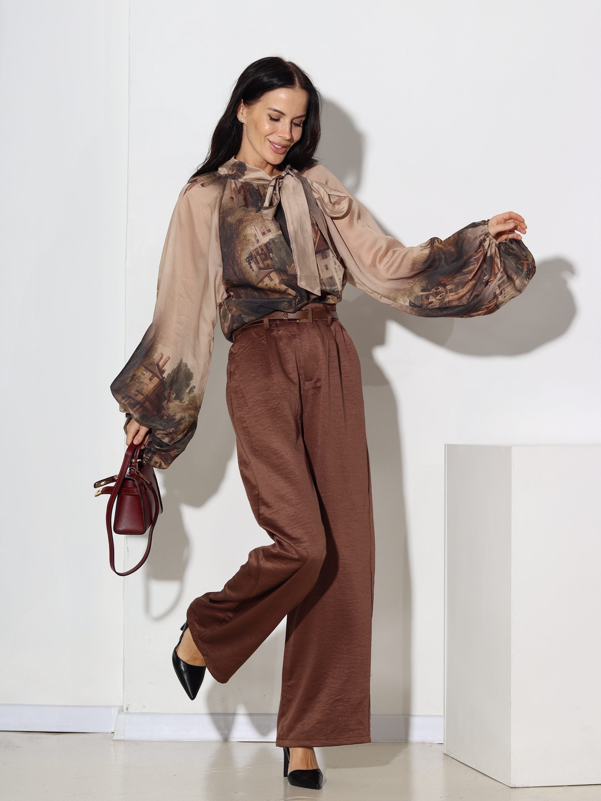 Brūnas, spīdīga audums, klasiskas bikses ar jostiņu - 16844