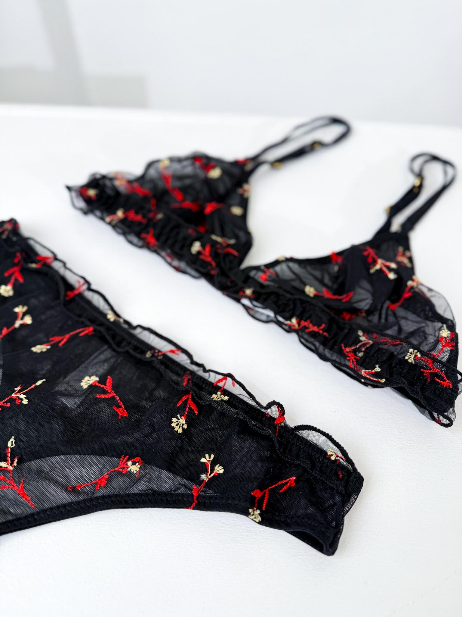 Melns, sietiņauduma veļas komplekts ar smalkziediņu - 16106