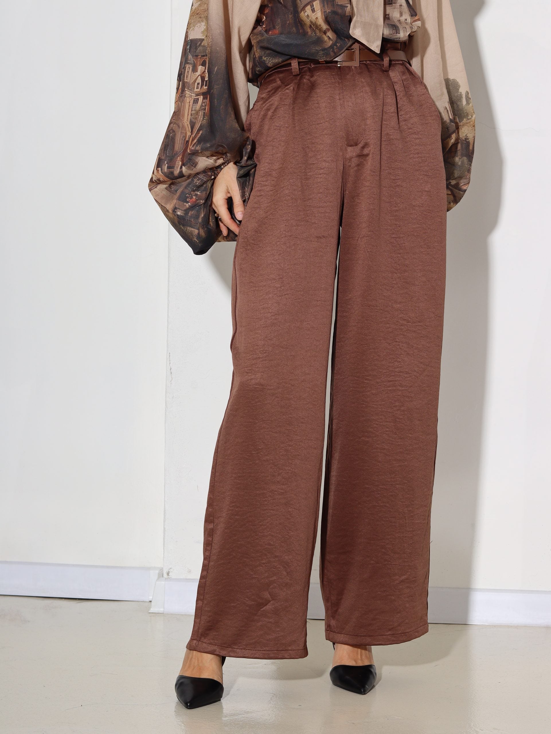 Brūnas, spīdīga audums, klasiskas bikses ar jostiņu - 16844