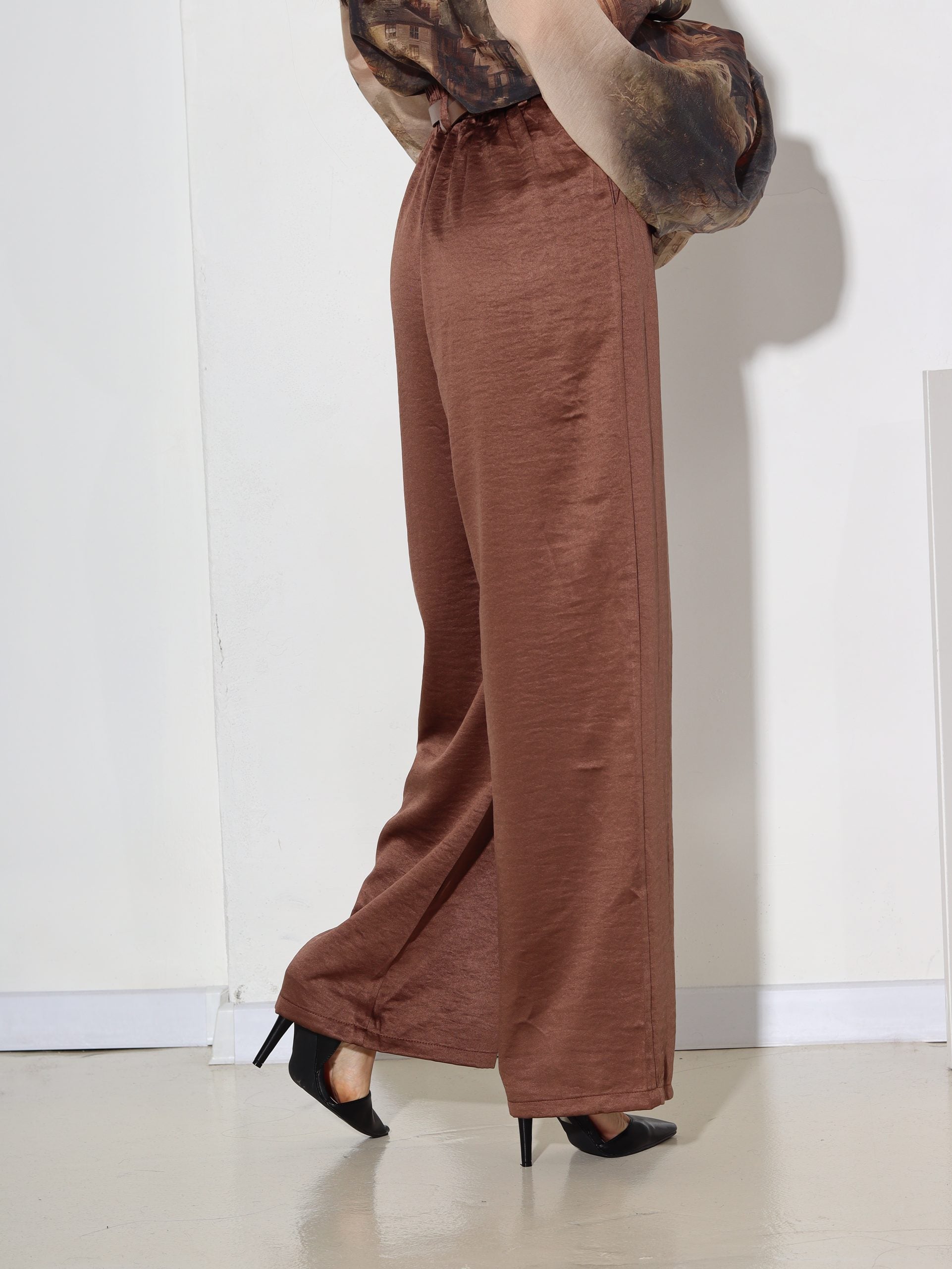 Brūnas, spīdīga audums, klasiskas bikses ar jostiņu - 16844