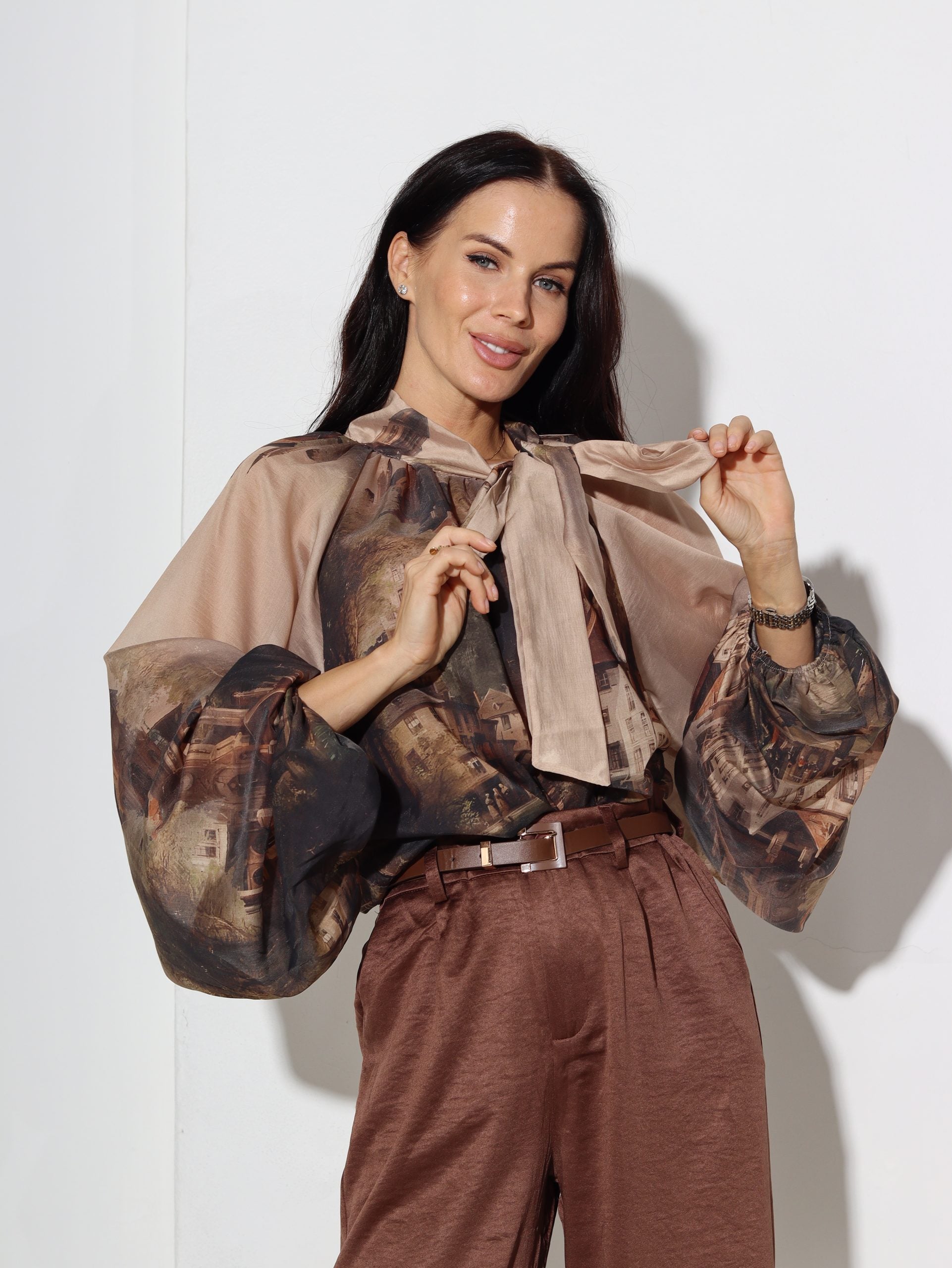 Bēšas krāsas blūze ar gleznas printu - 16862