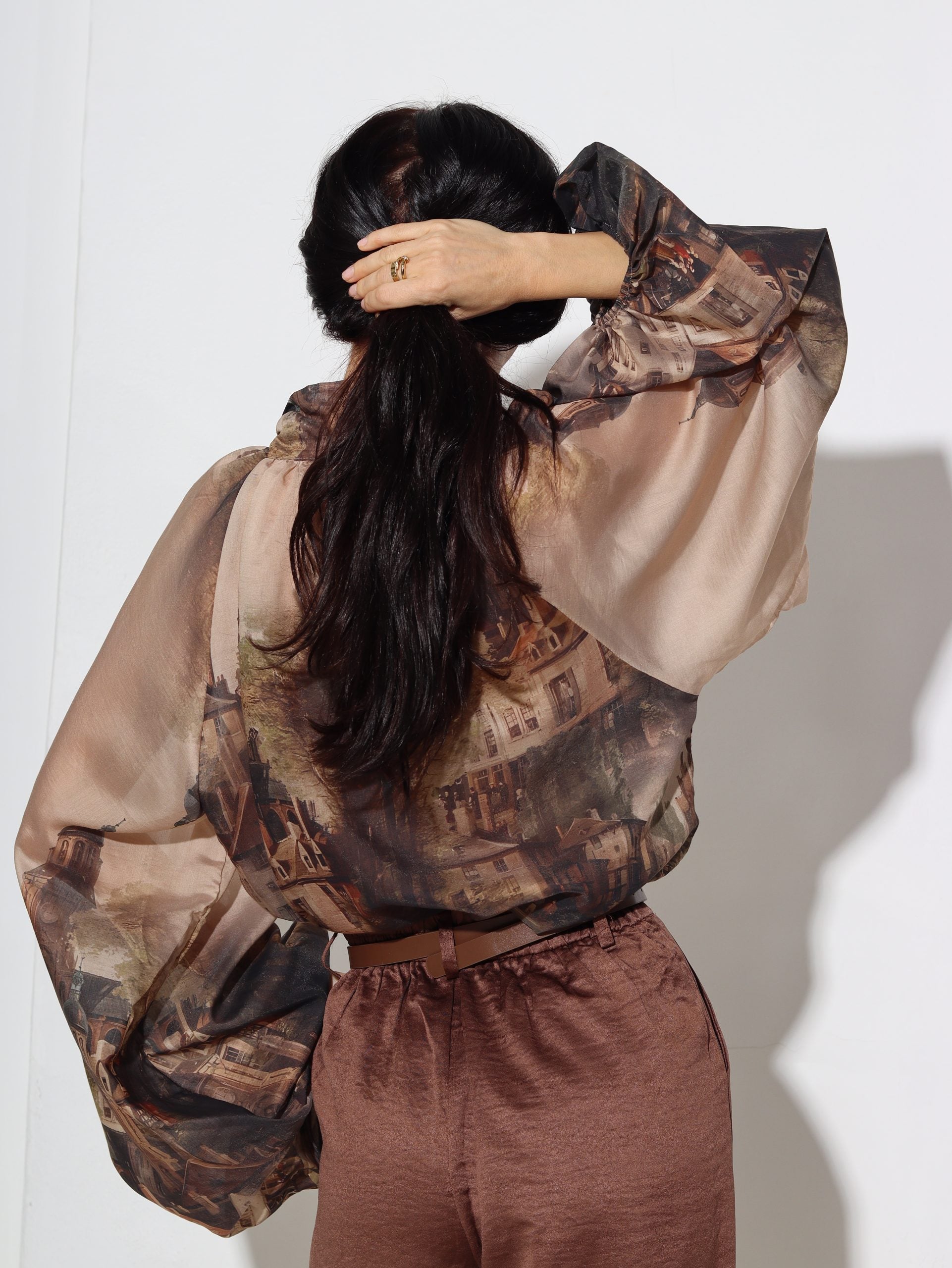 Bēšas krāsas blūze ar gleznas printu - 16862