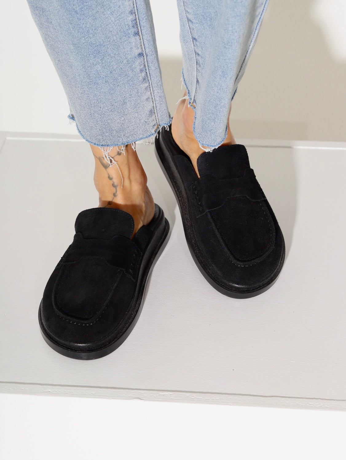 Melni apavi ar vaļēju papēdi, dabīgā zamšāda - 15161