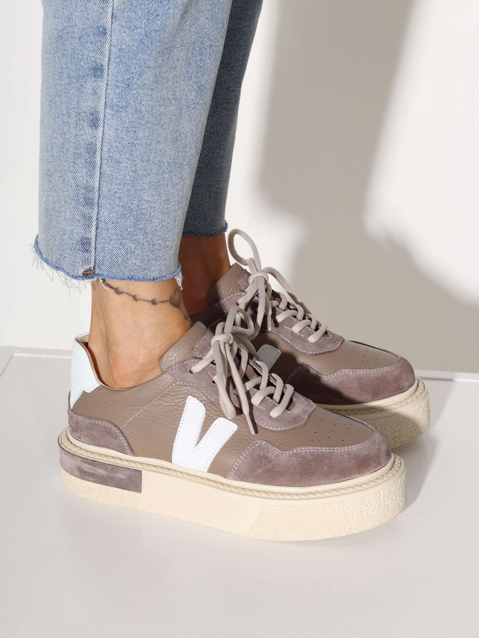 Taupes krāsas, dabīgās ādas apavi ar aukliņu - 15168