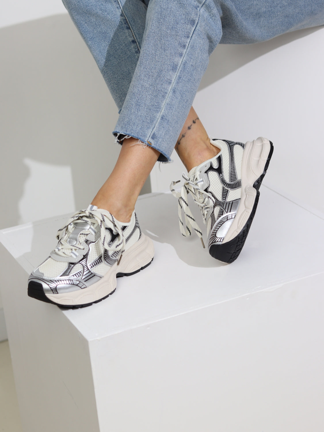 Balts+ sudraba, sportiska stila apavi brīvam laikam - 15156