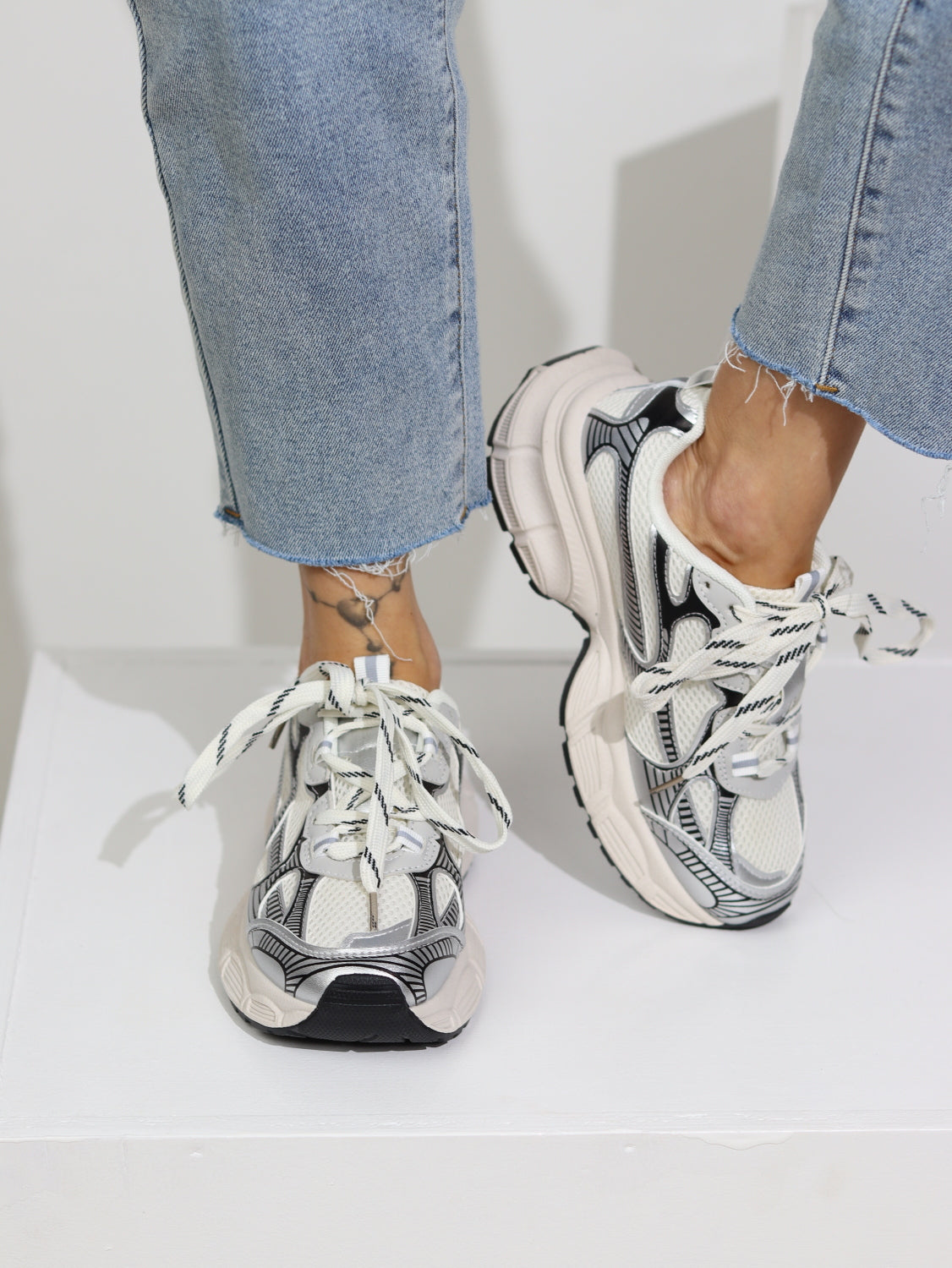 Balts+ sudraba, sportiska stila apavi brīvam laikam - 15156