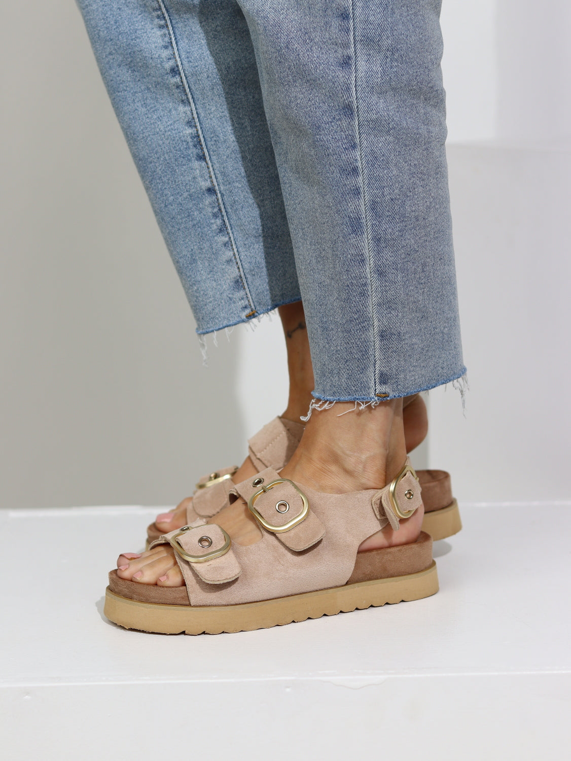 Bēšas sandales ar mīkstu iekšpēdiņu - 15159