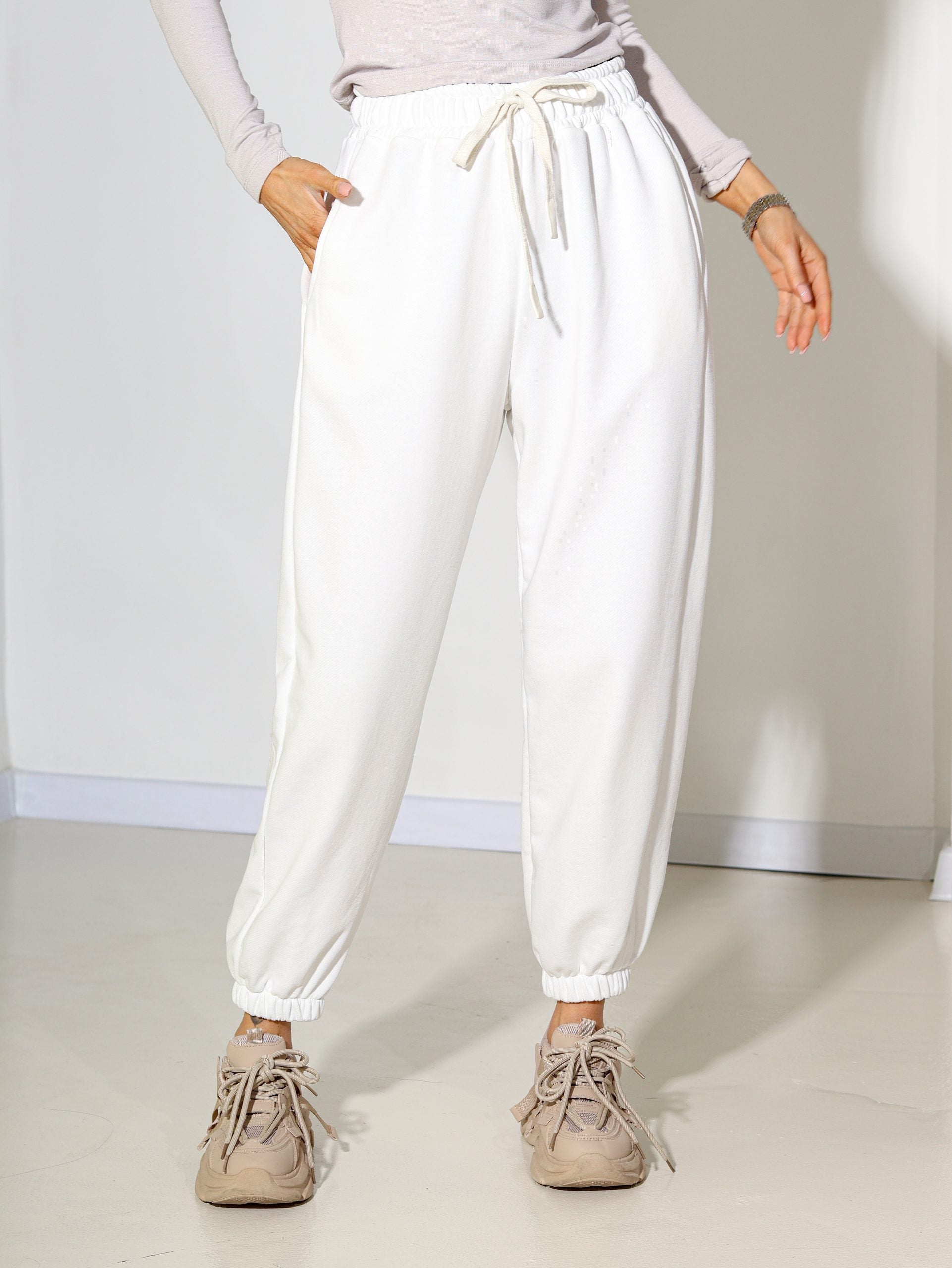 Baltas sportiskas bikses ar šauriem galiem - 14094