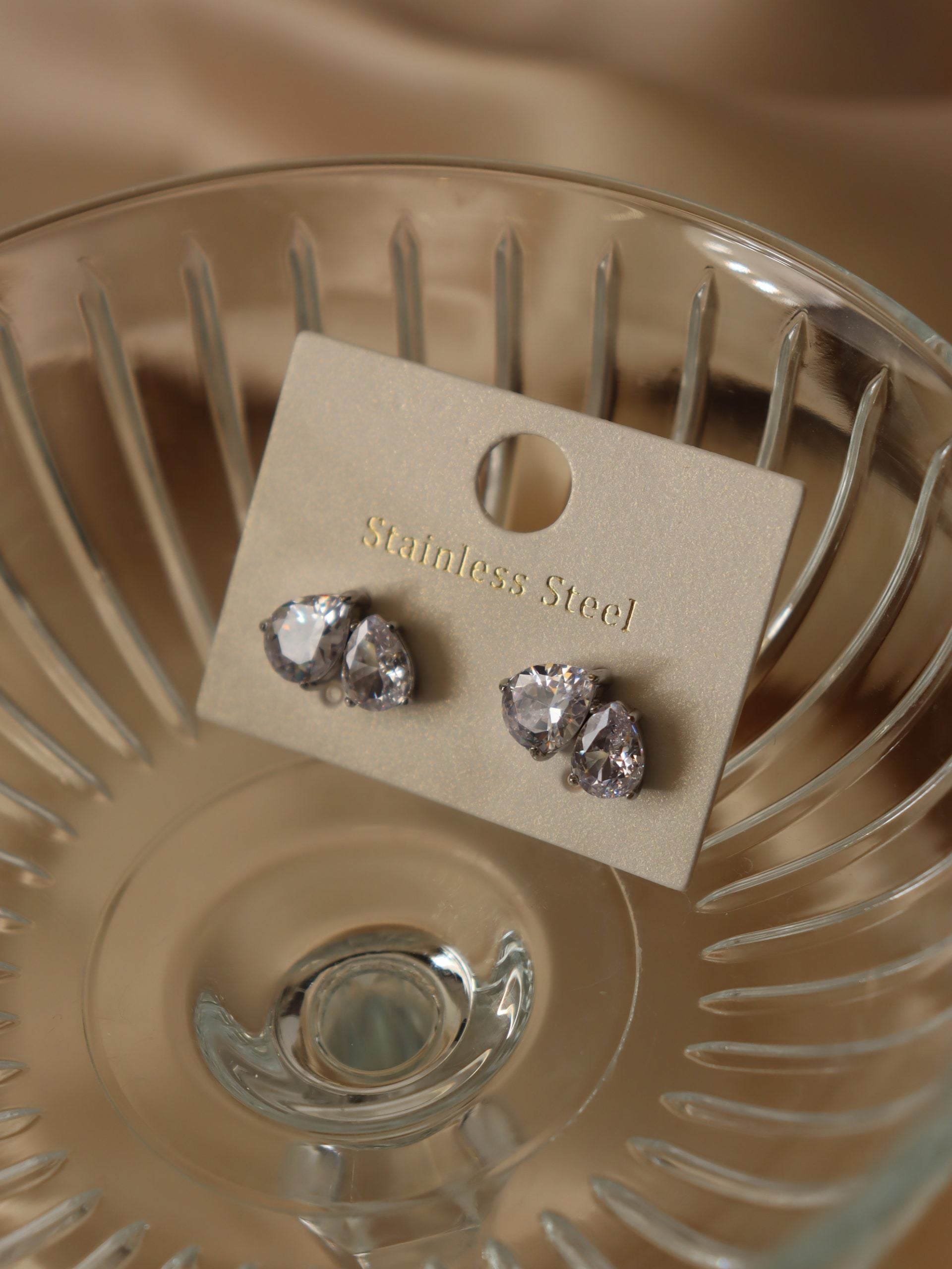 Sudraba krāsas lāsītes auskari ar kristāliņiem - 17154