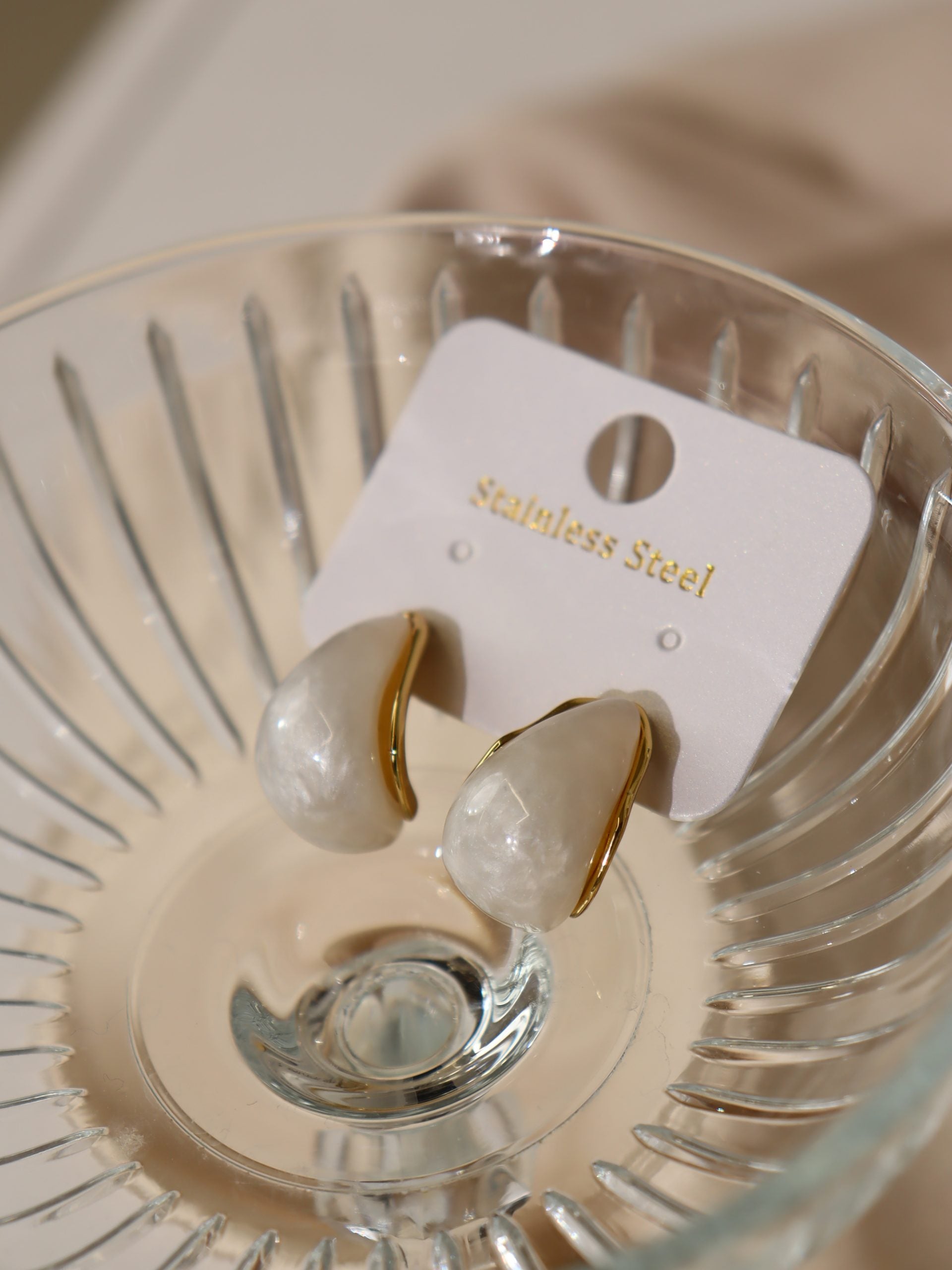 Balti auskari ar zelta akcentu - 17140