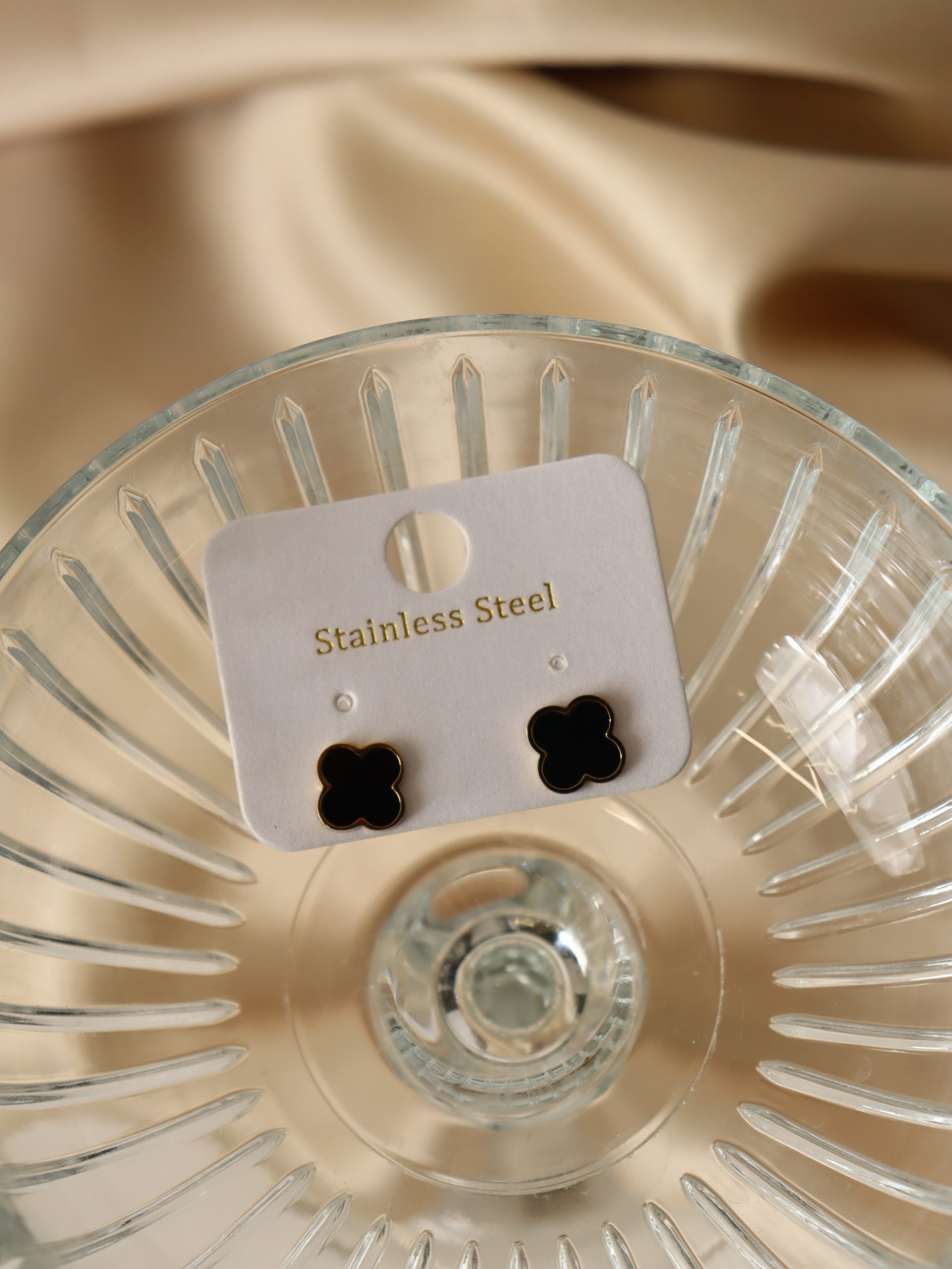 Zelta krāsas auskari "Ziediņš" ar melnu akcentu - 17139