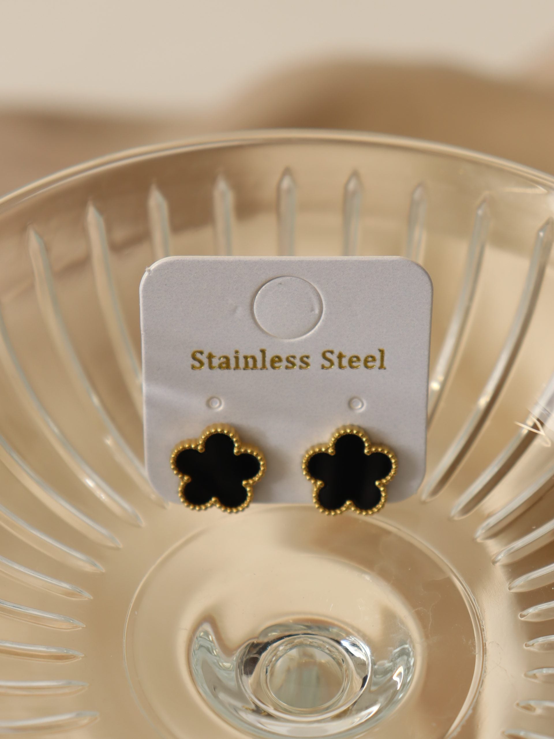 Melni, pieclapu zieda auskari ar zelta akcentu - 17148