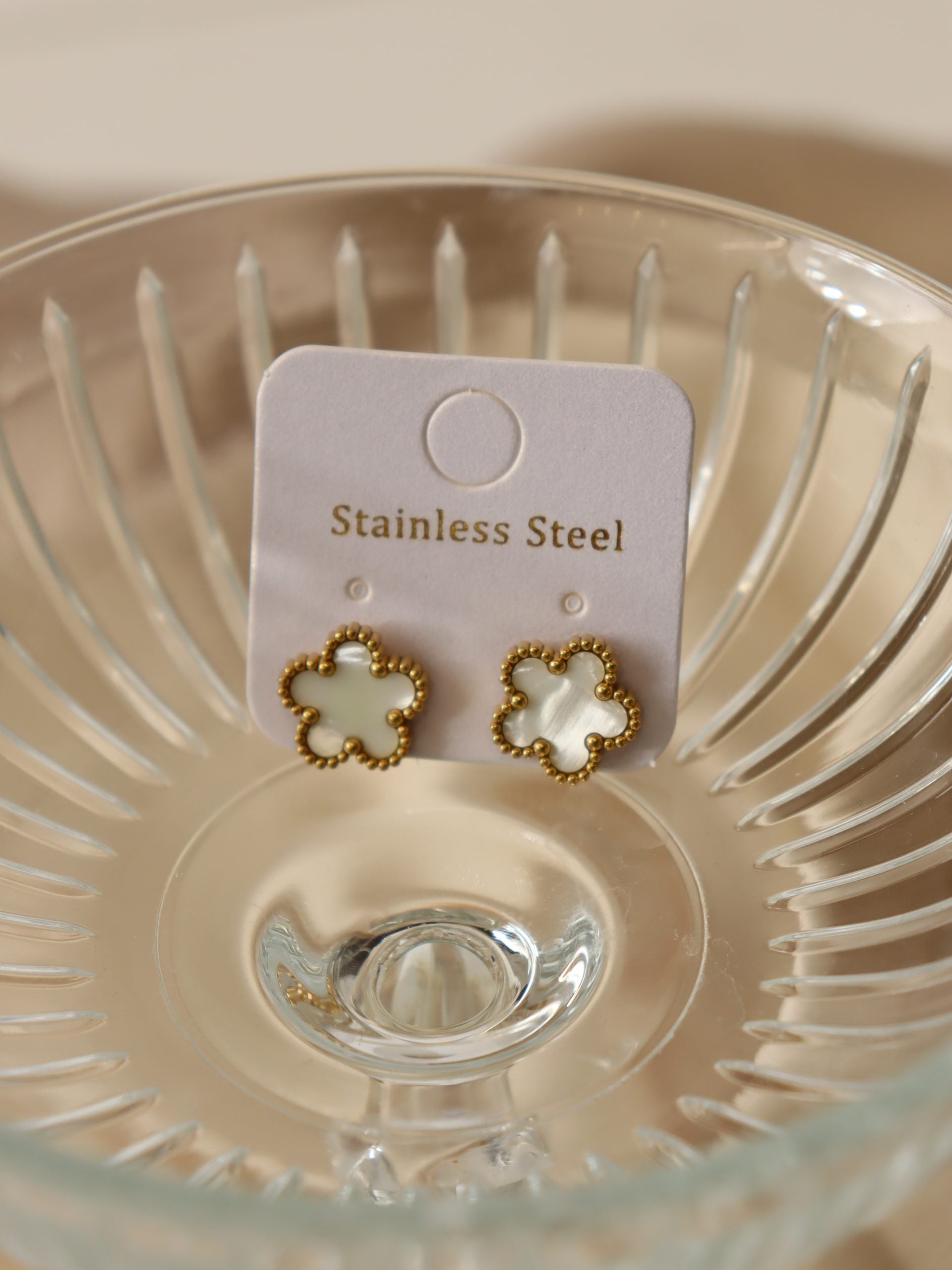 Pienbalti, pieclapu zieda auskari ar zelta akcentu - 17150