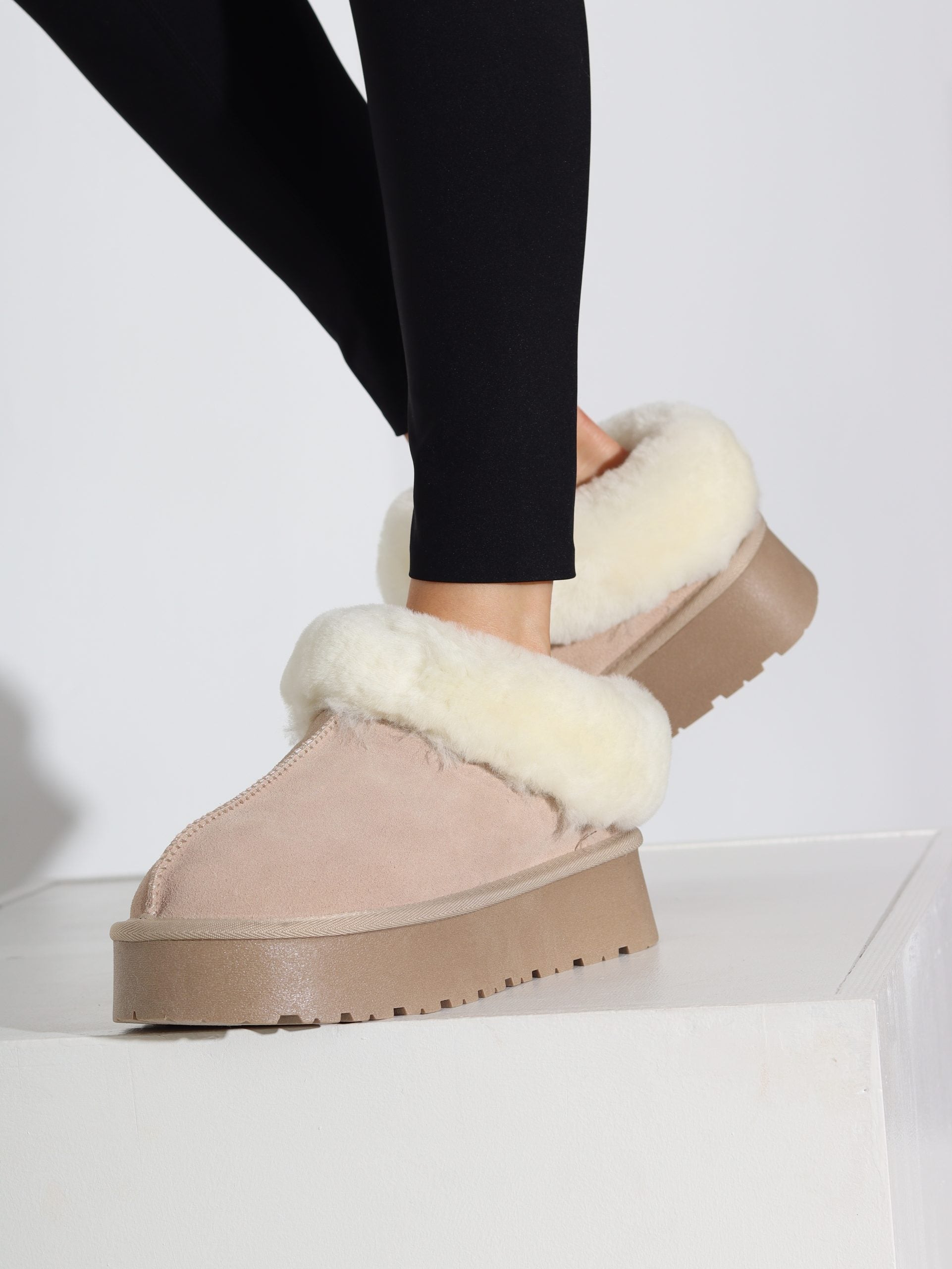 Bēšas krāsas d/ zamšādas ,,Ugg '' tipa apavi - 16474