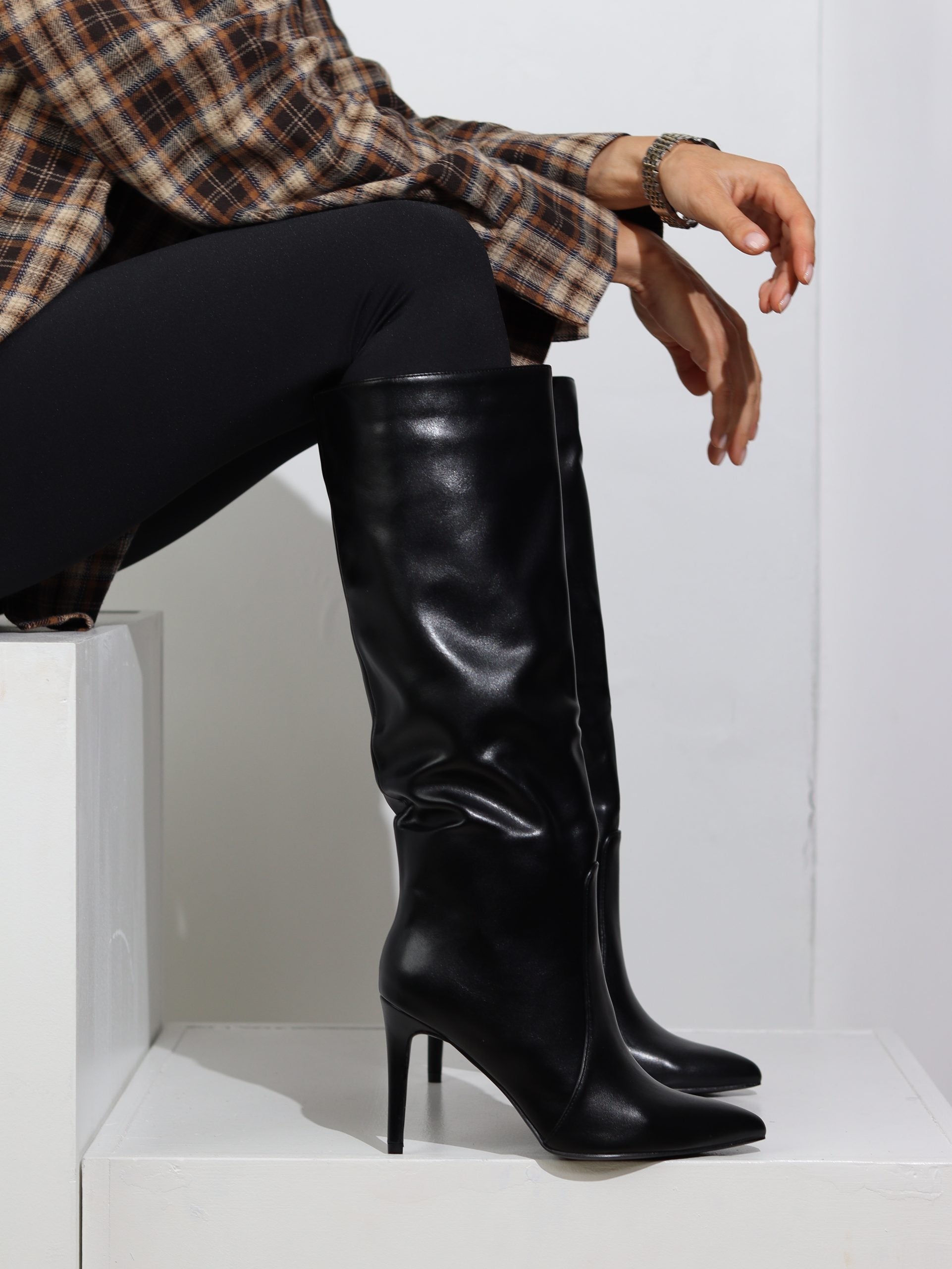 Melni m/a zābaki uz papēža - 16222