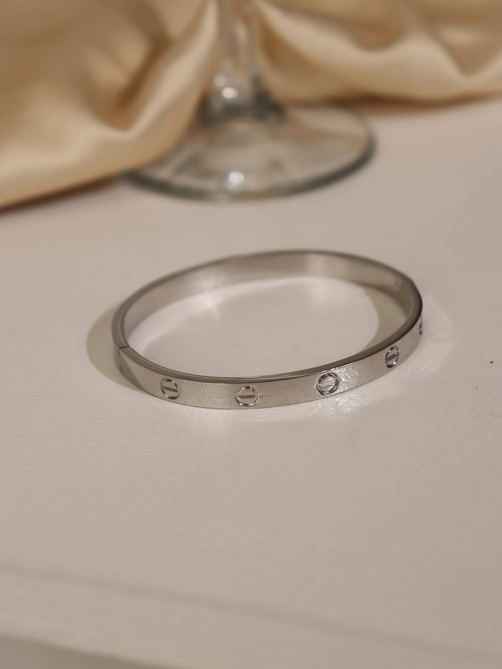 Sudraba krāsas rokassprādze ar gravējumu - 17167