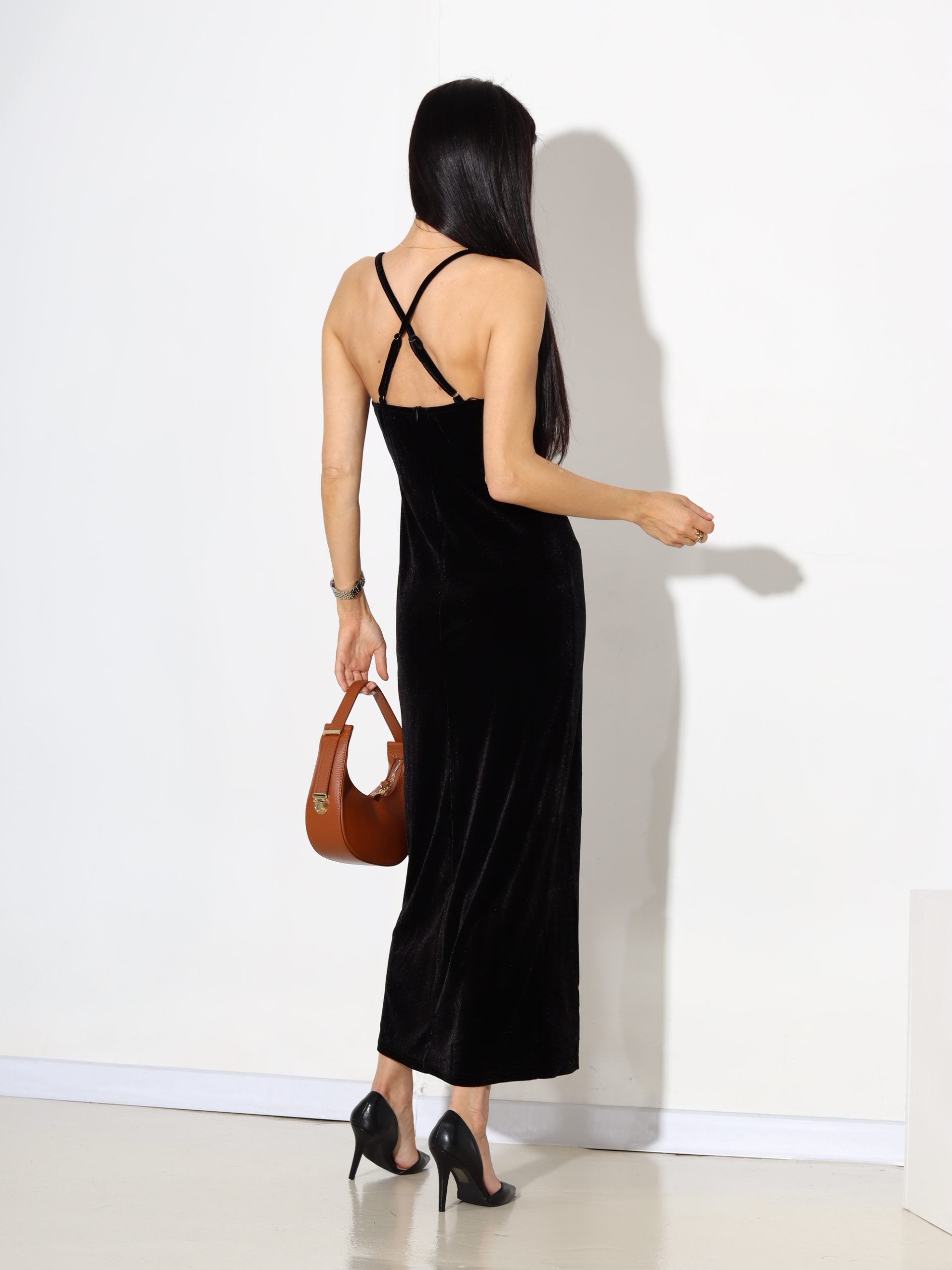Melna gara samta auduma kleita uz smalkām lencītēm - 17655