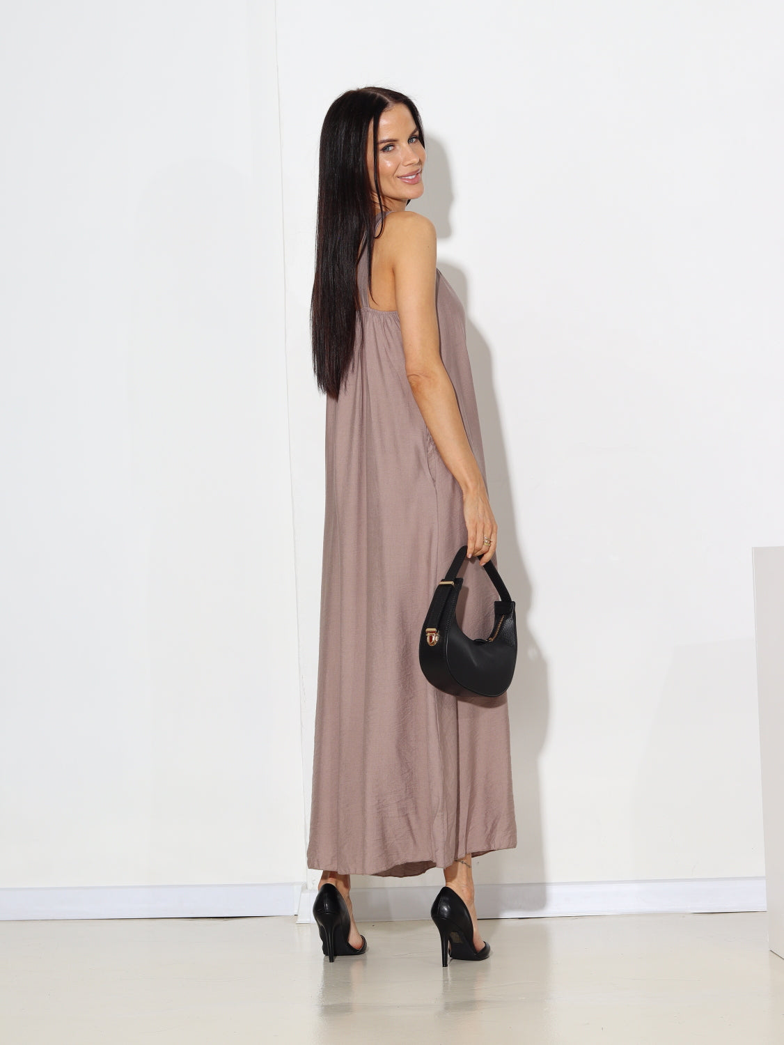 Taupes tonī kombinezons uz stilizētām lencēm - 15223