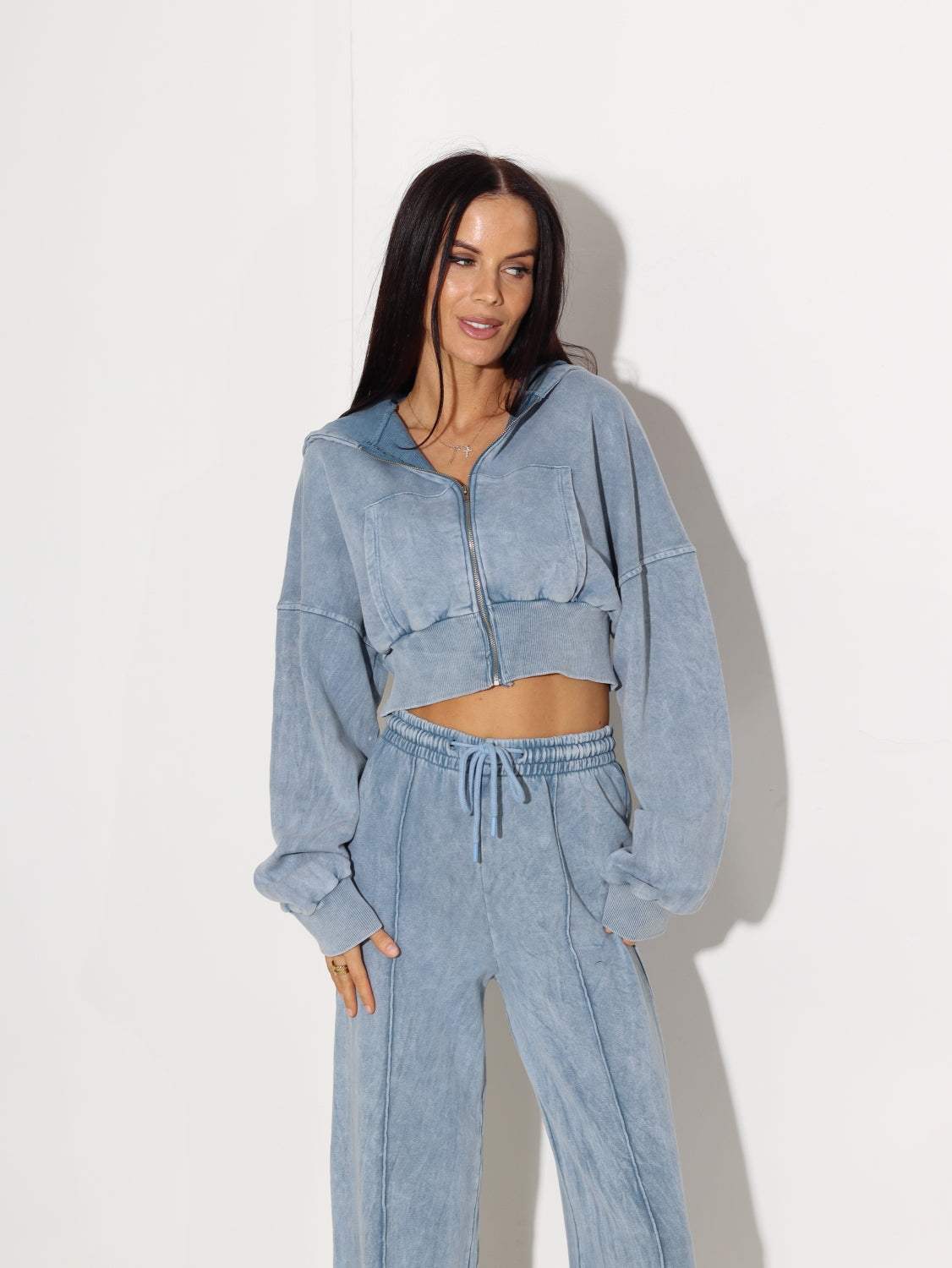 Zils divdaļīgs batikots komplekts (cropjaka + bikses) - 15316