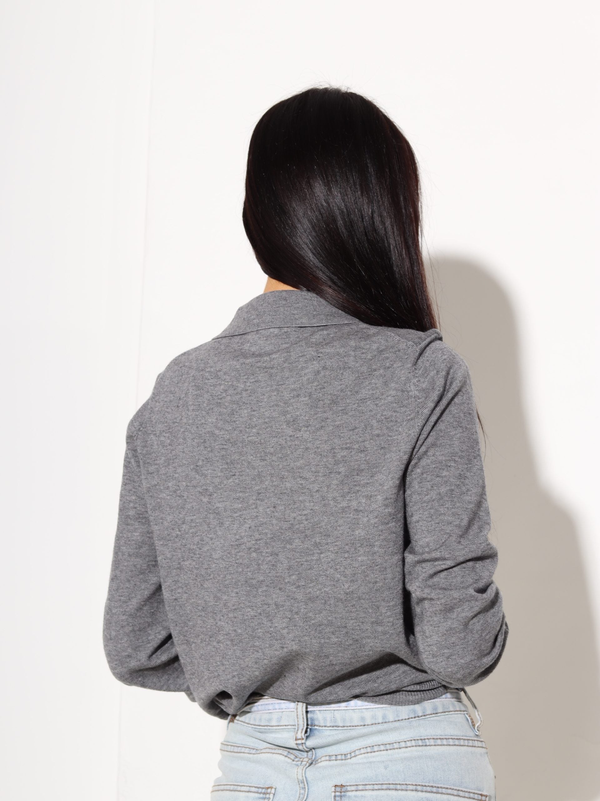 Pelēks smalka adjuma džemperis ar krādziņu - 17203