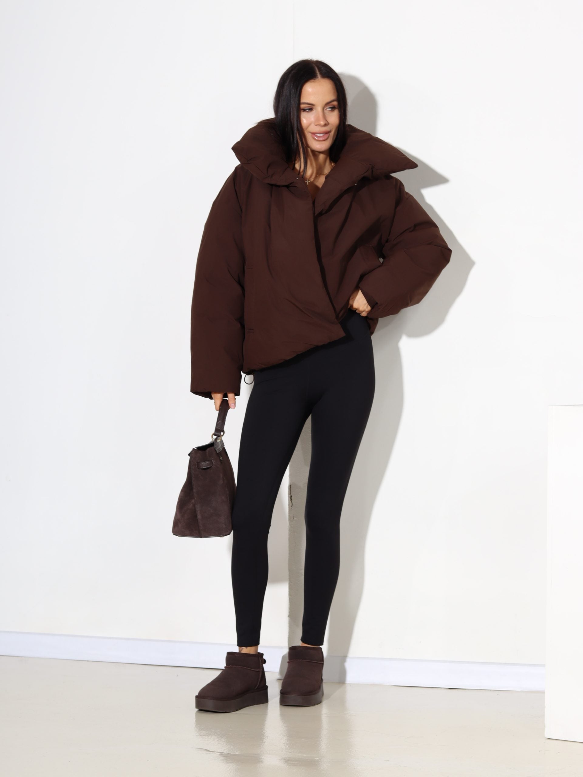 Brūnas krāsas īsa virsjaka ar paaugstinātu kakla daļu - 17674