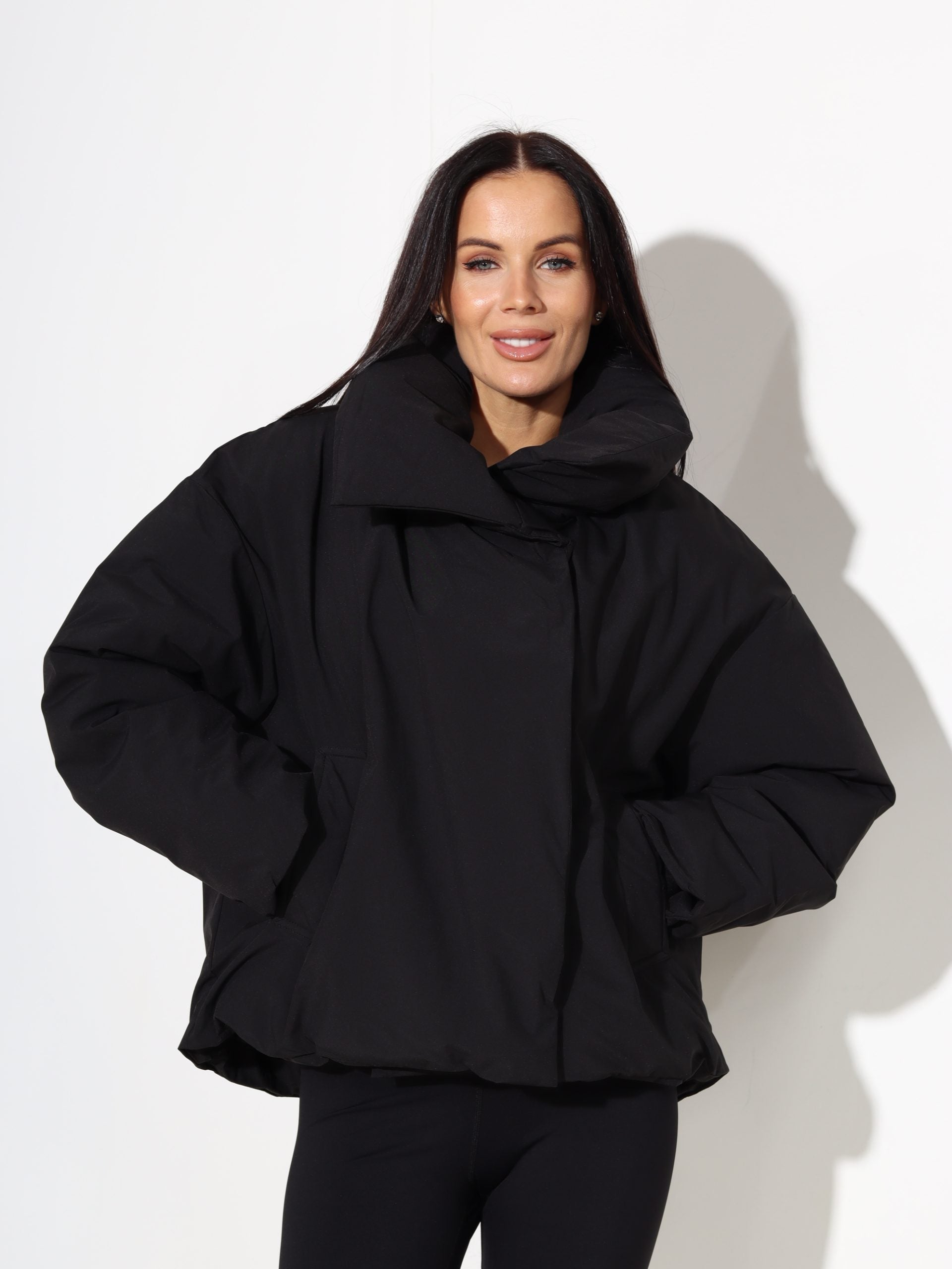 Melnas krāsas īsa virsjaka ar paaugstinātu kakla daļu - 17675