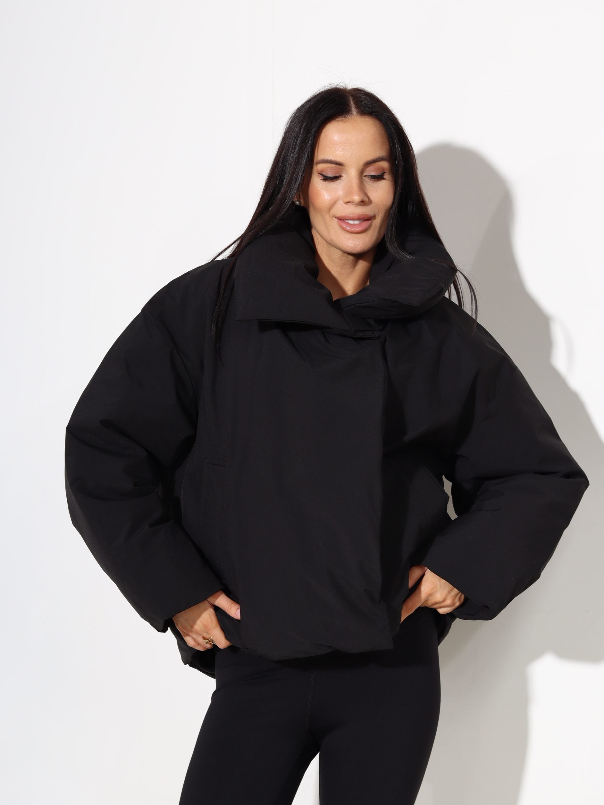 Melnas krāsas īsa virsjaka ar paaugstinātu kakla daļu - 17675