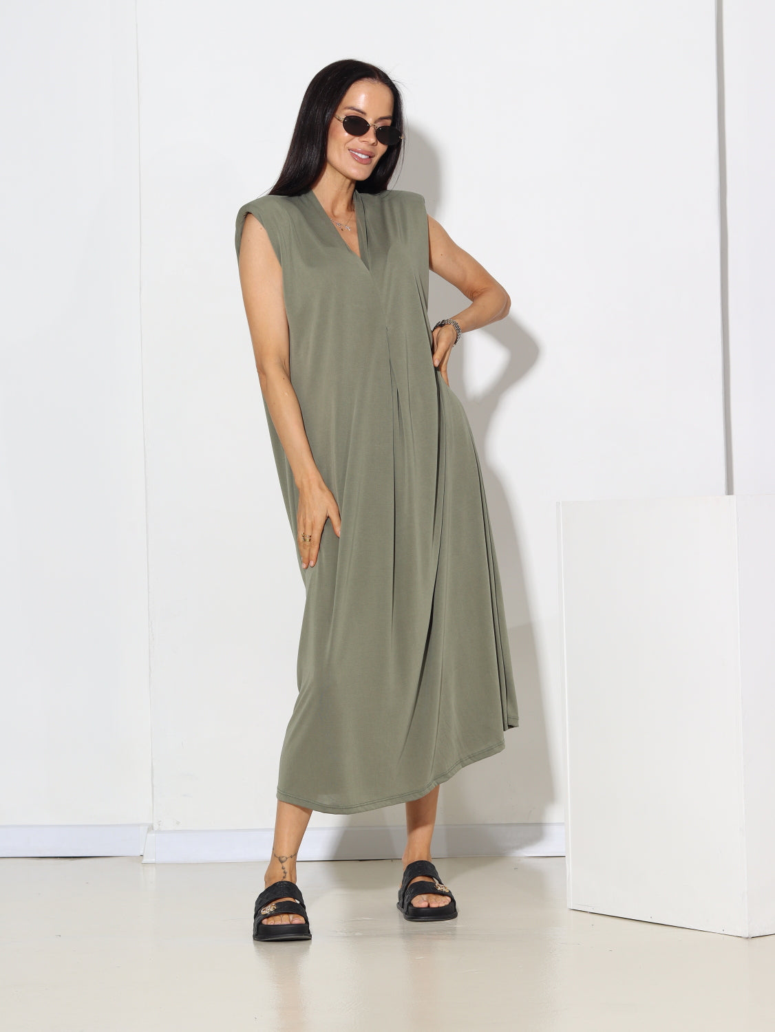 Zaļa kleita ar polsteri plecu daļā - 15339