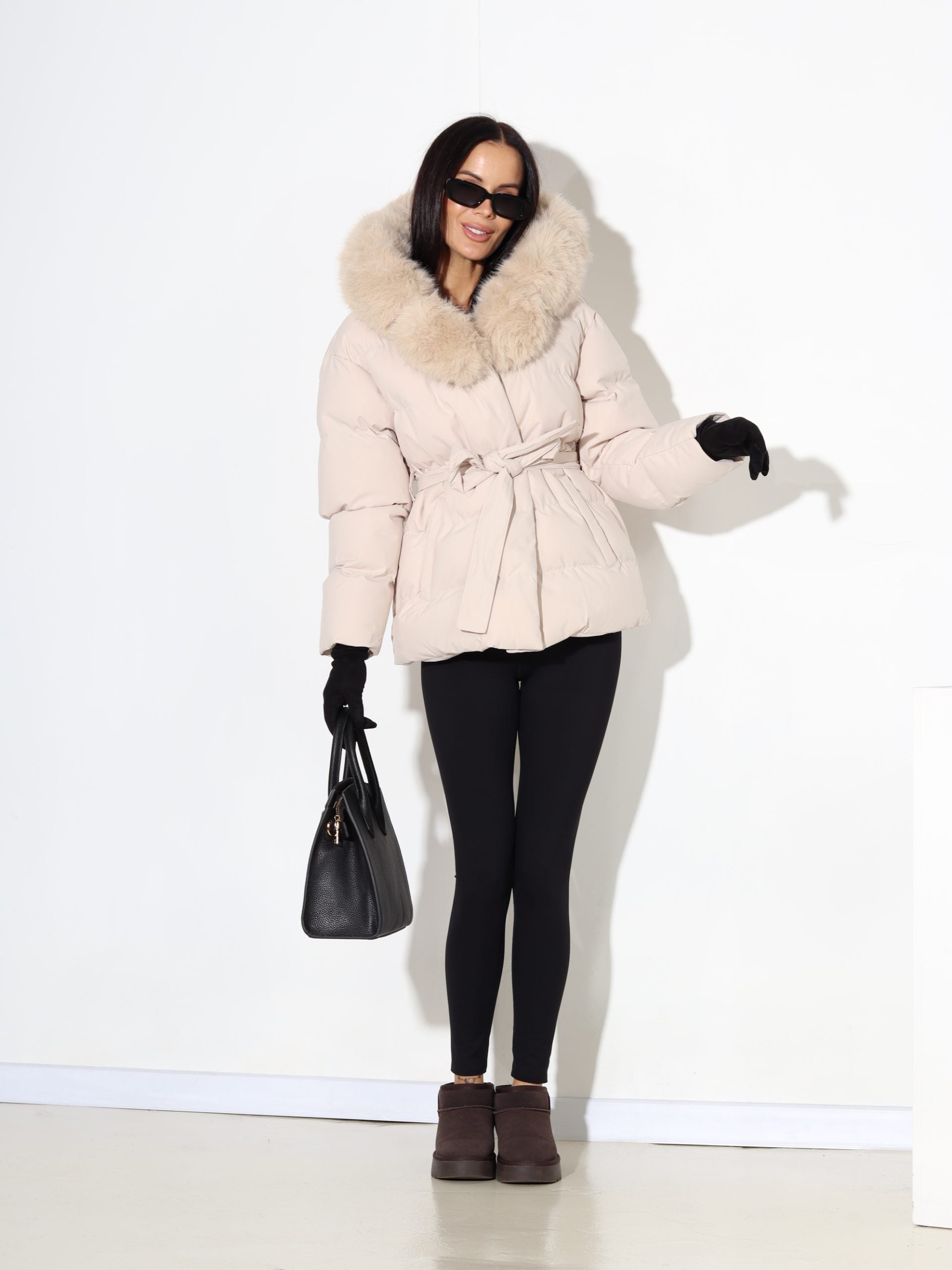 Bēšas krāsas virsjaka ar jostu un kapuci ar dekoratīvu pūku - 17670