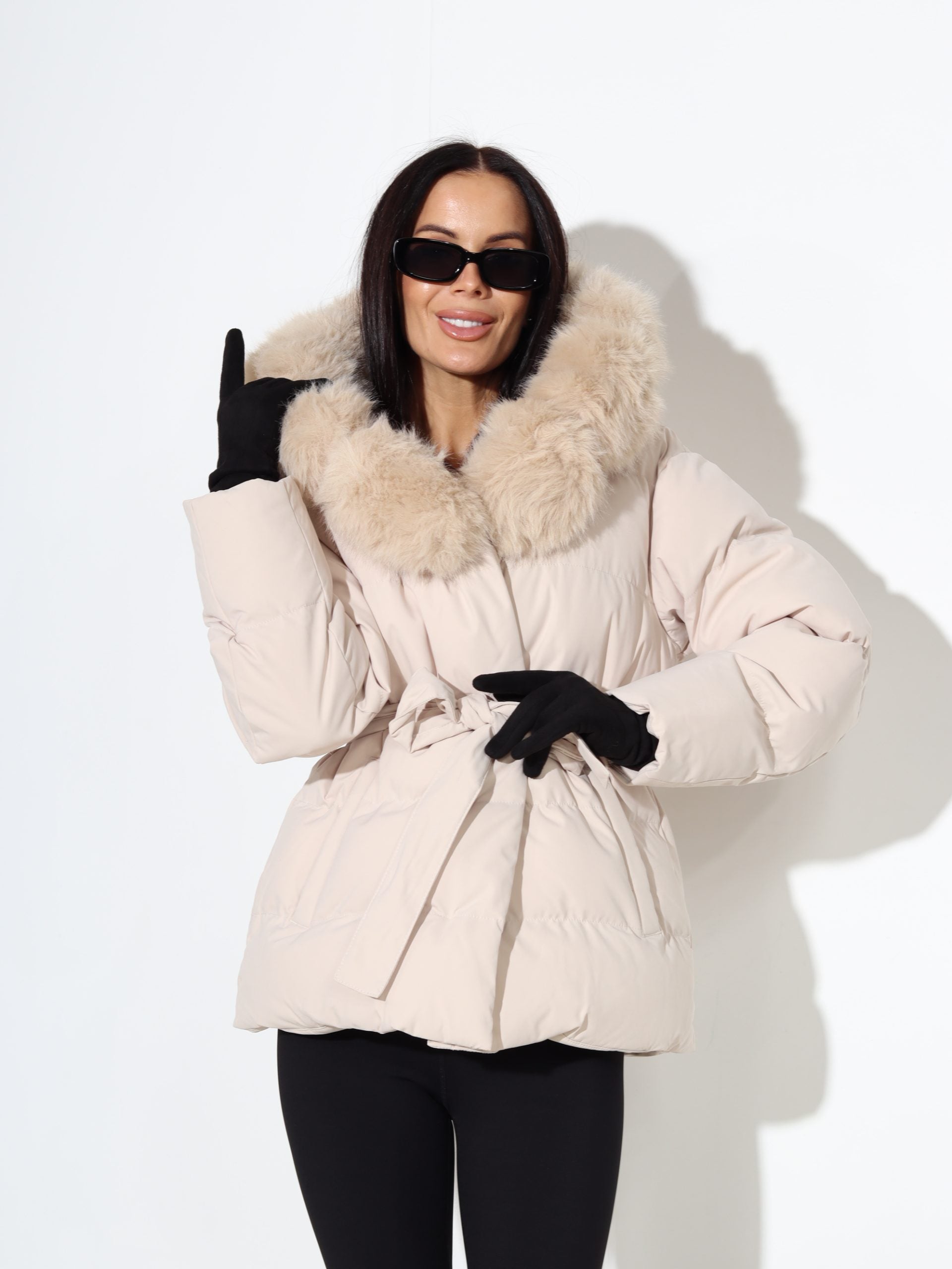 Bēšas krāsas virsjaka ar jostu un kapuci ar dekoratīvu pūku - 17670